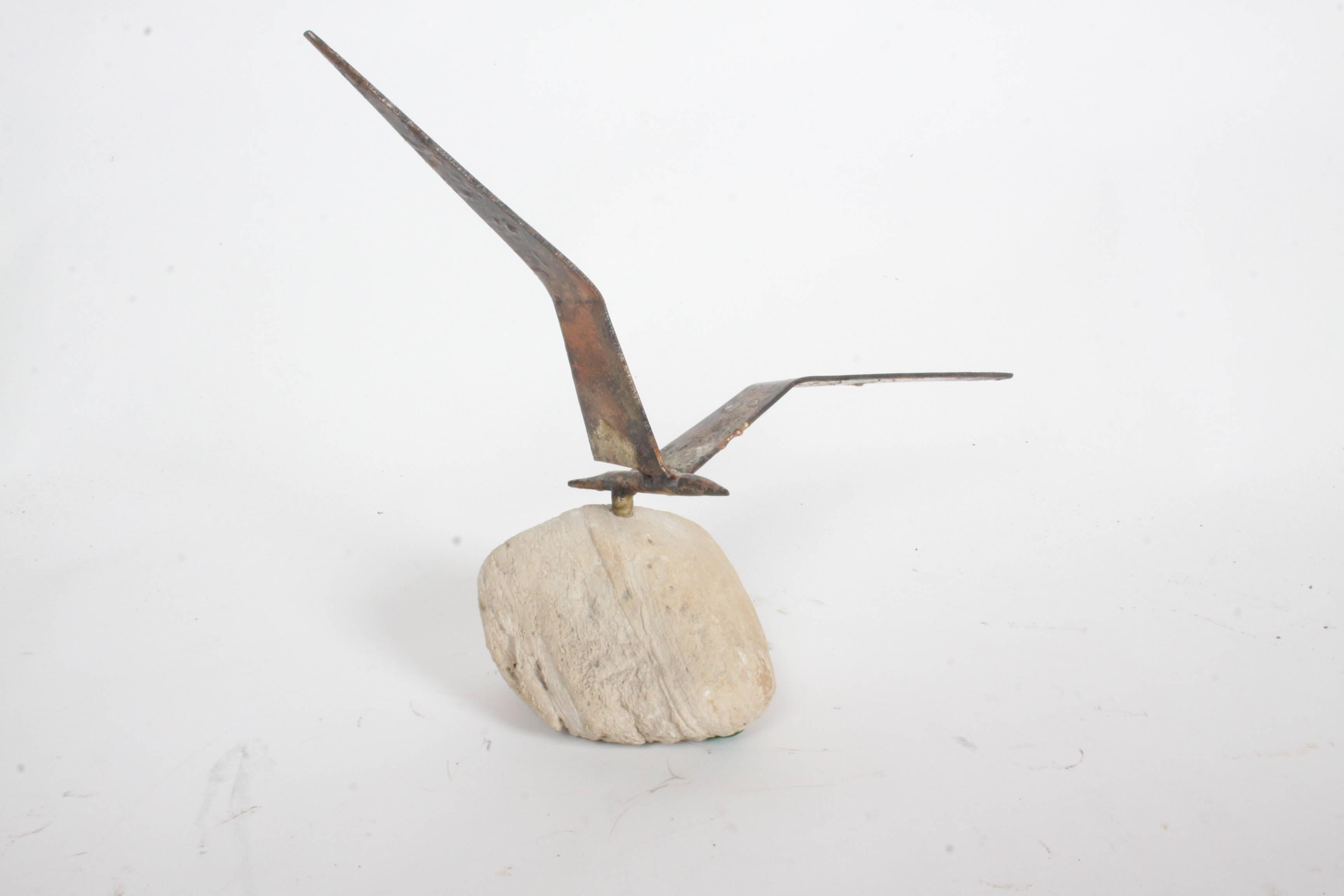 Moderner Curtis Jere'-Metallvogel im Flug mit aufgetragener Patina, ca. 1960er Jahre, auf Steinsockel.