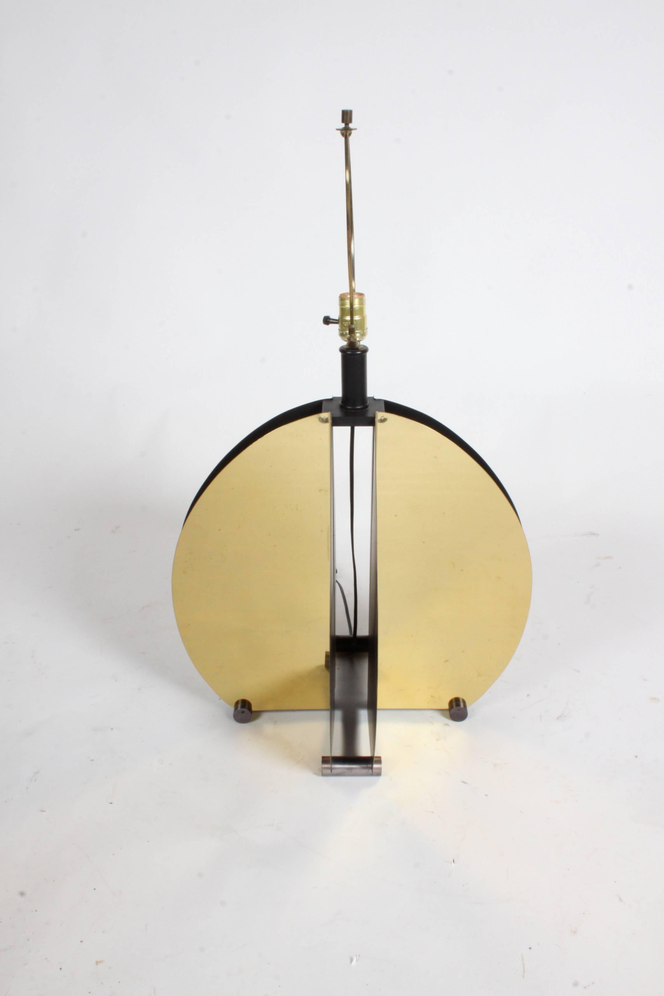 Nice sculptural 1970s brass disc table lamp in the style of Curtis Jere. 

Note there are reflections in brass, not paint or dent etc

Measures: Lamp disc form is 17.75