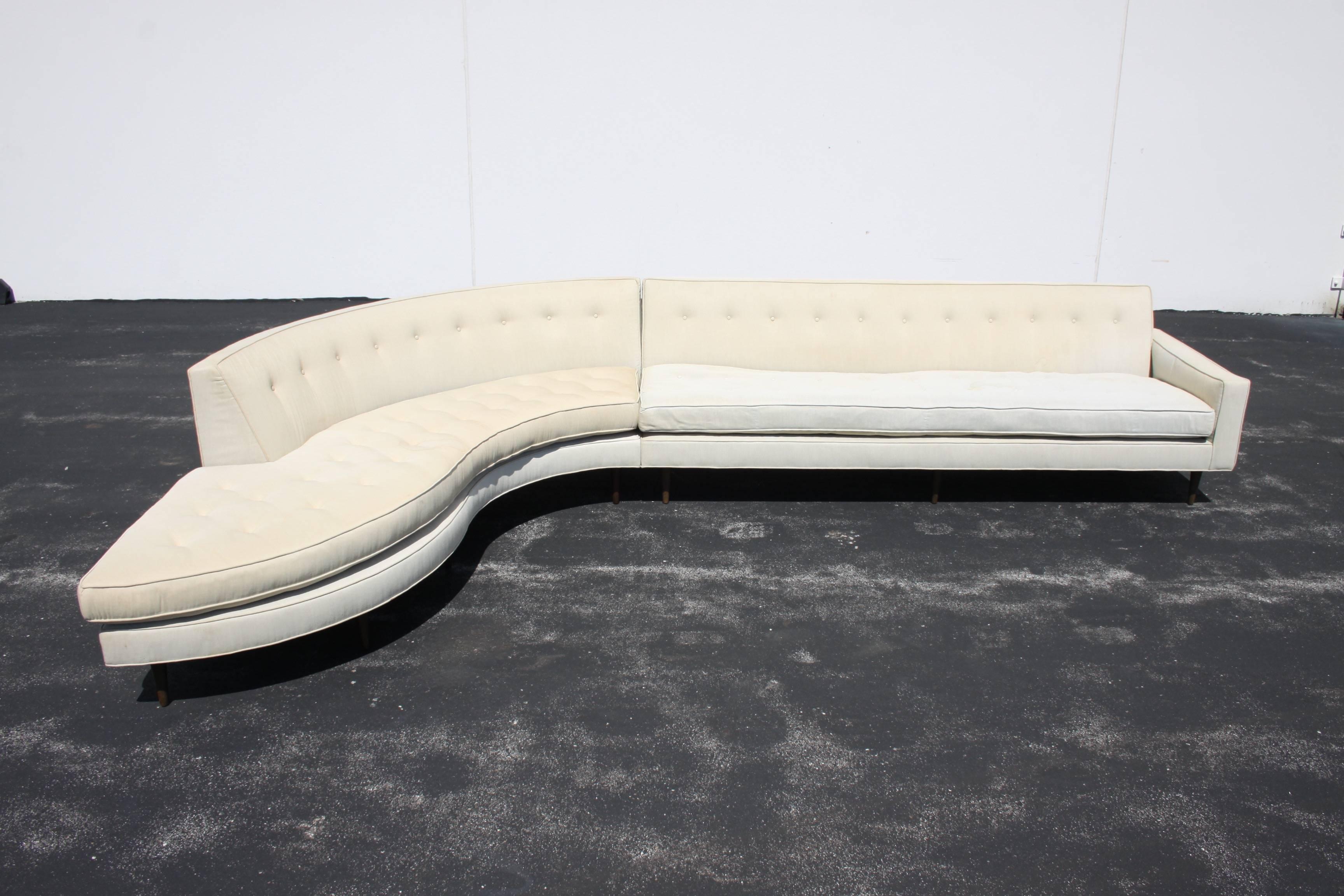 Großes Mid-Century Modern 1950er Harvey Probber zweiteiliges Sektionssofa mit verjüngten Beinen aus Mahagoni. Das Sofa hat einen Originalstoff, der neu gepolstert und der Schaumstoff ersetzt werden muss. Der gebogene Sitz ist mit neuem Schaumstoff