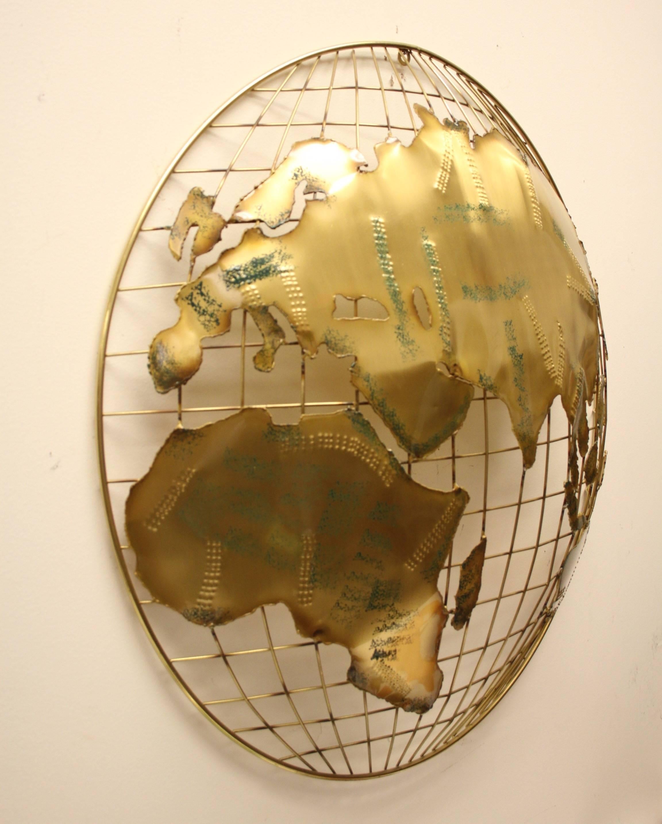 Nord-américain Paire de sculptures murales sphériques en forme de globe en laiton de C. Jere, vers 1984 en vente