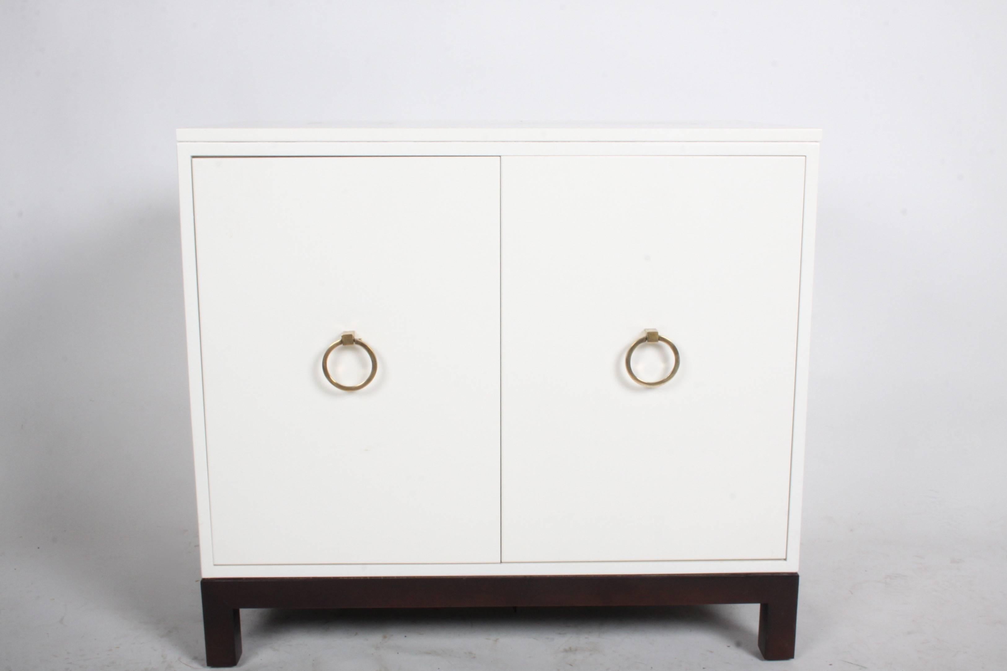 Cassapanca Widdicomb con base Parsons, pezzo originale Widdicomb rimesso a nuovo / restaurato con alcuni componenti nuovi. Laccato con finitura a fiocco di neve bianco e base marrone scuro. Ripiano interno, due tiretti ad anello in ottone. Nota la