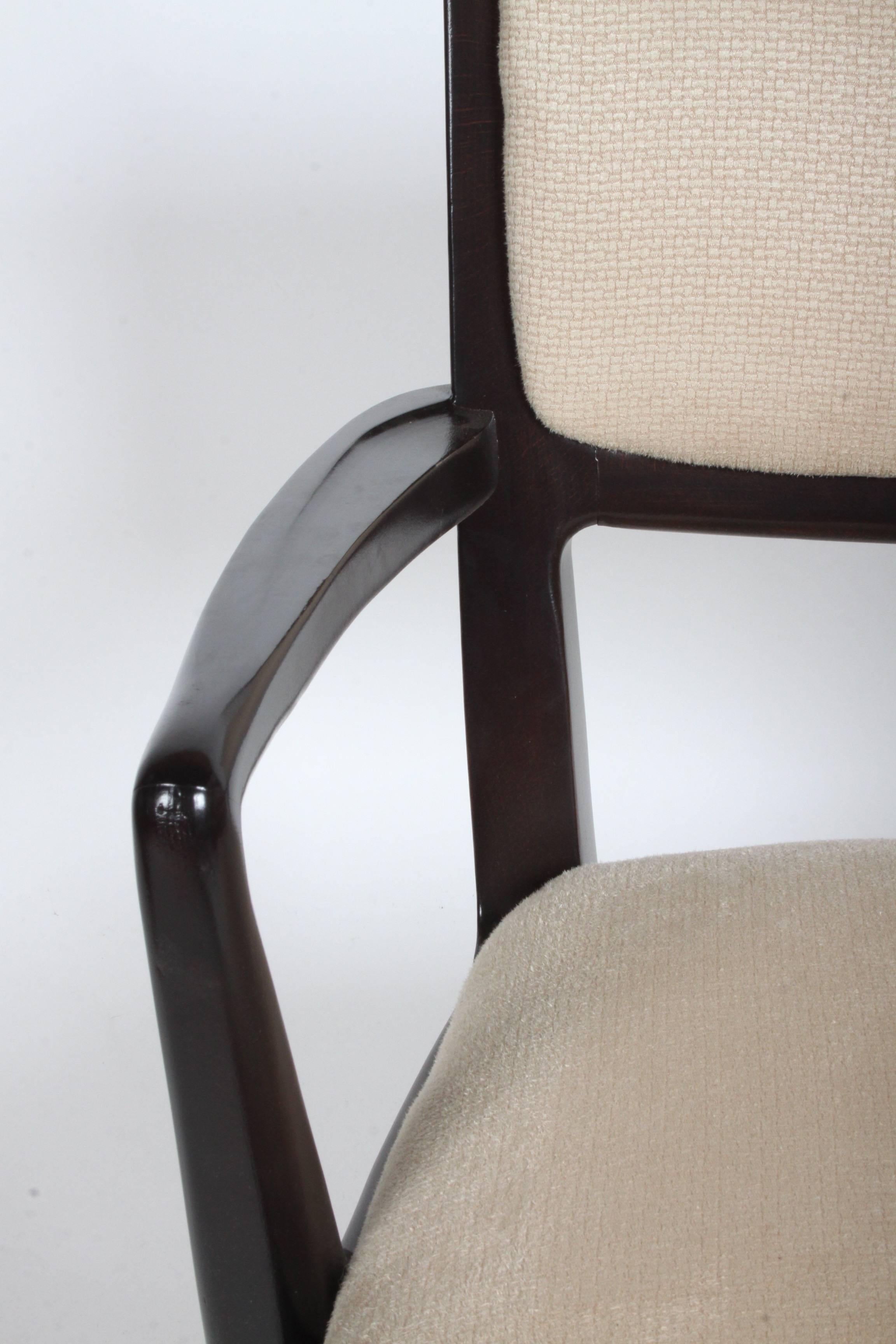Paire de fauteuils de salle à manger Edward Wormley pour Drexel pour sa collection Precedent vers les années 1950, pouvant être utilisés comme chaises d'appoint.  Silver Elm refini dans un espresso foncé avec une nouvelle tapisserie et une nouvelle