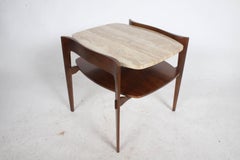 Coppia di tavolini in travertino scolpiti in noce italiano della metà del secolo scorso