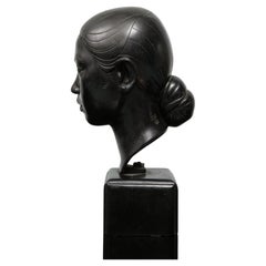 Le Van Mau Bronce de una joven vietnamita