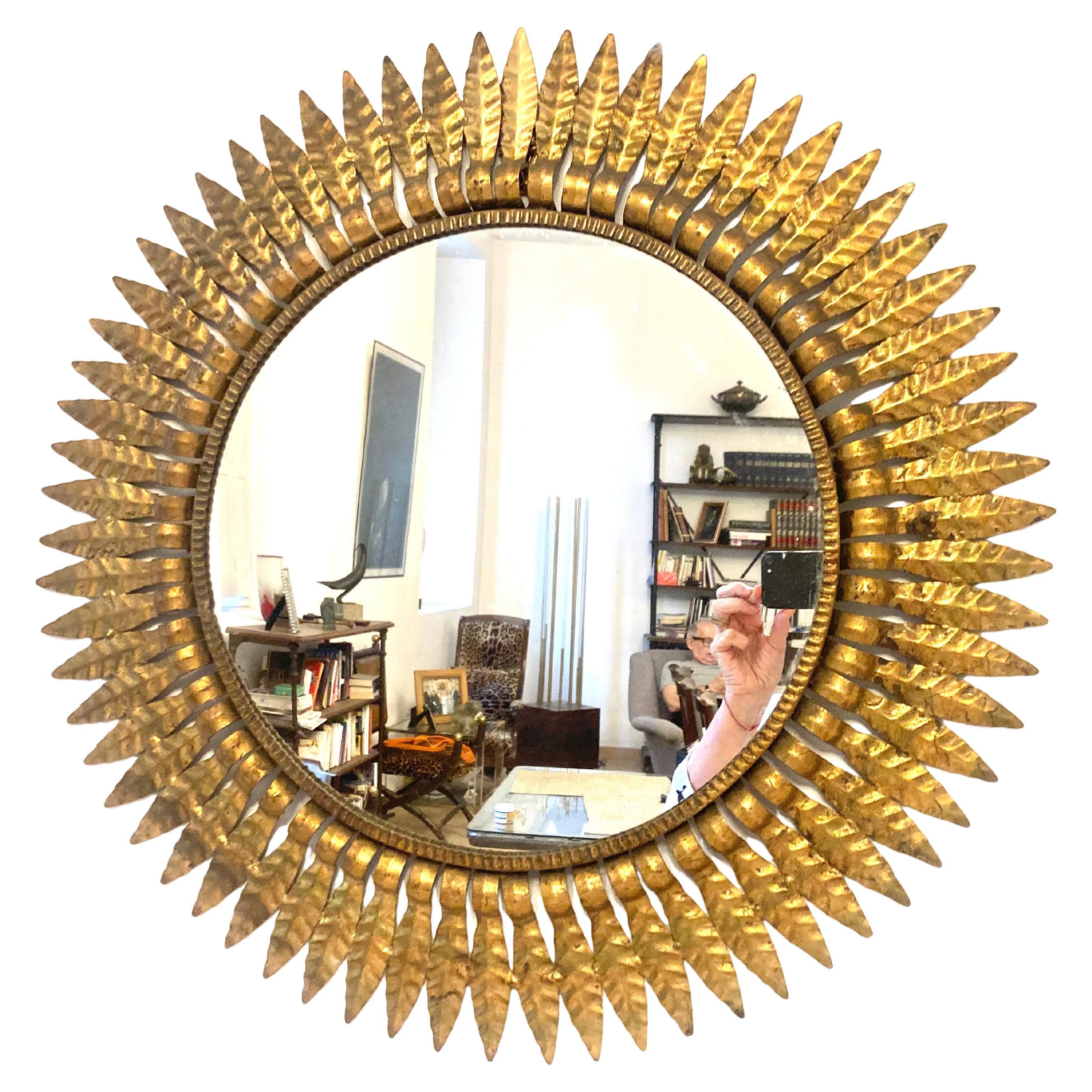 DOS  Espejos de metal dorado Sunburst en venta