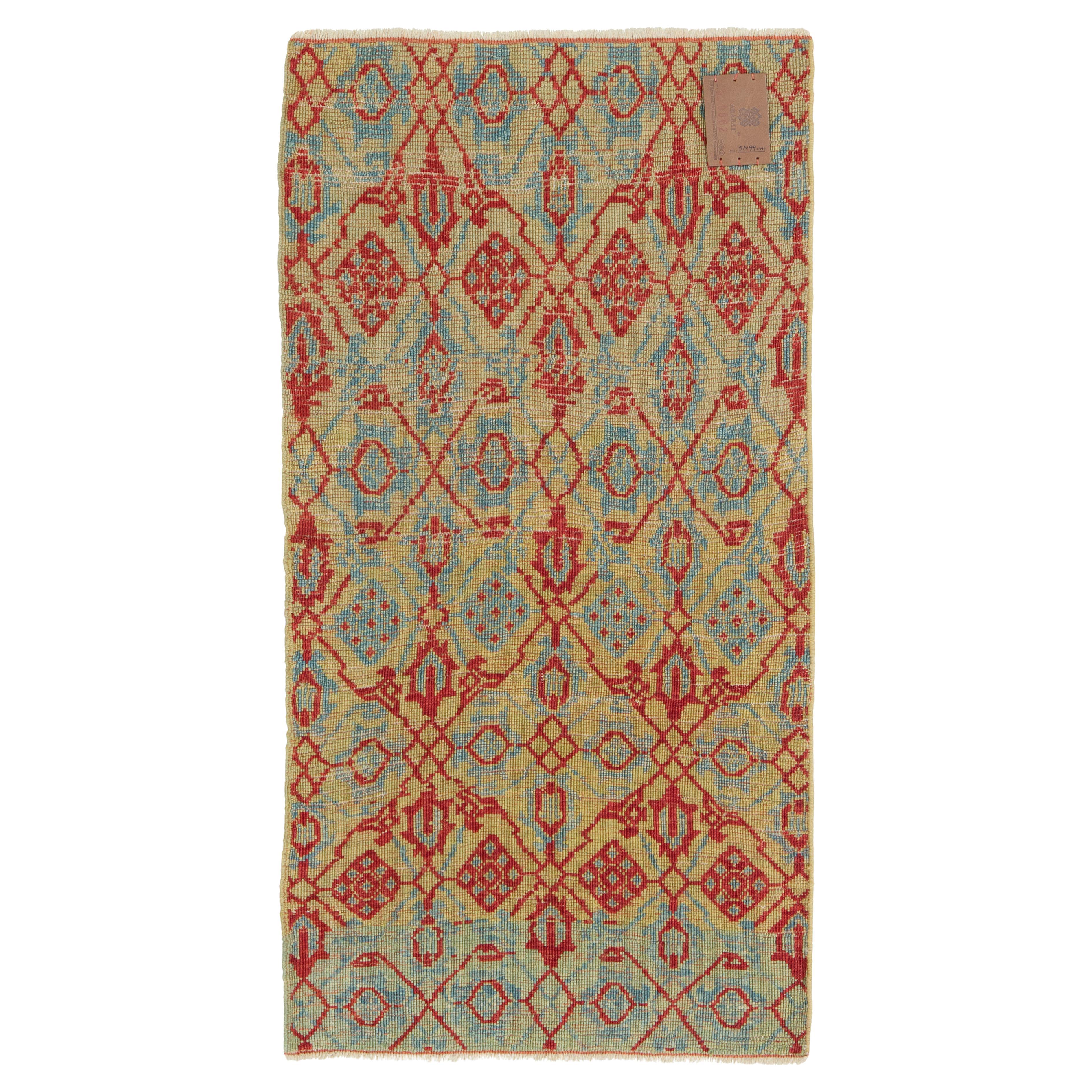 Dieses Gittermuster setzt sich aus Palmetten und Blättern zusammen, die die verschiedenen Fächer vor dem imposanten Grund ausfüllen. Man hat den Eindruck, dass er nur Teil eines größeren Entwurfs ist, der aus dem 15. Jahrhundert aus der Mamluken-Ära