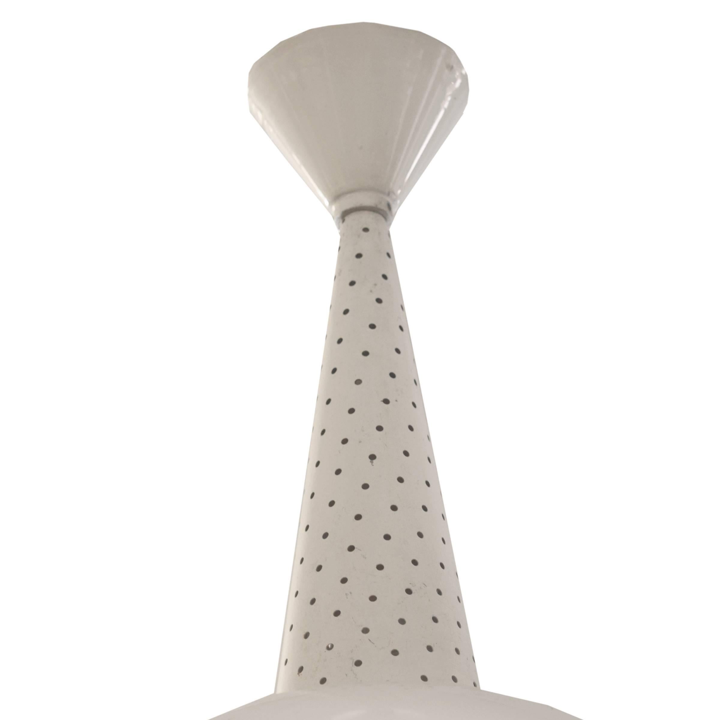Hängeleuchte aus der Mitte des Jahrhunderts, die dem französischen Designer Mathieu Mategot zugeschrieben wird, mit weißem Holophon-Schirm und einem konisch geformten, perforierten Metallstab. 
Es muss neu verkabelt werden.