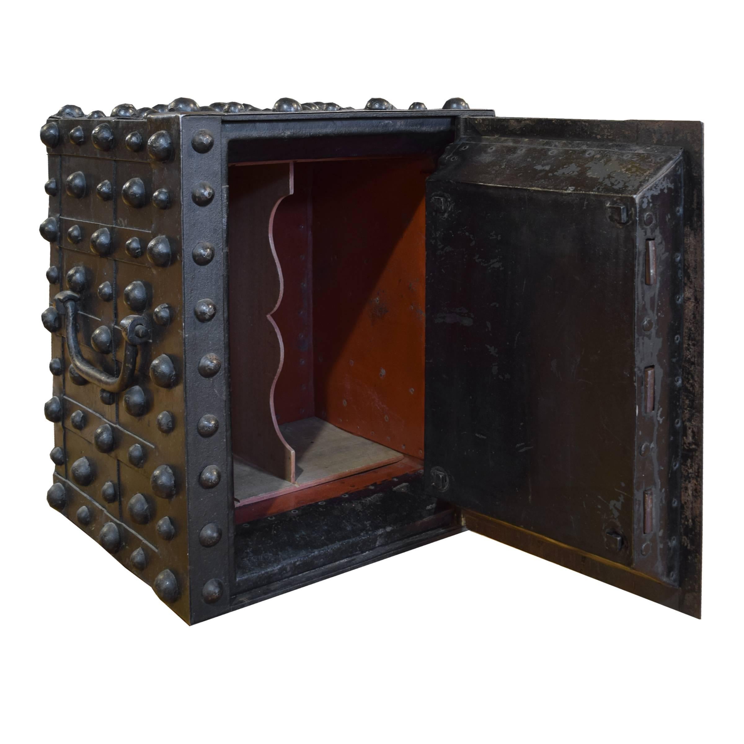 J. Delano Hobnail Safe In Excellent Condition In Round Top, TX