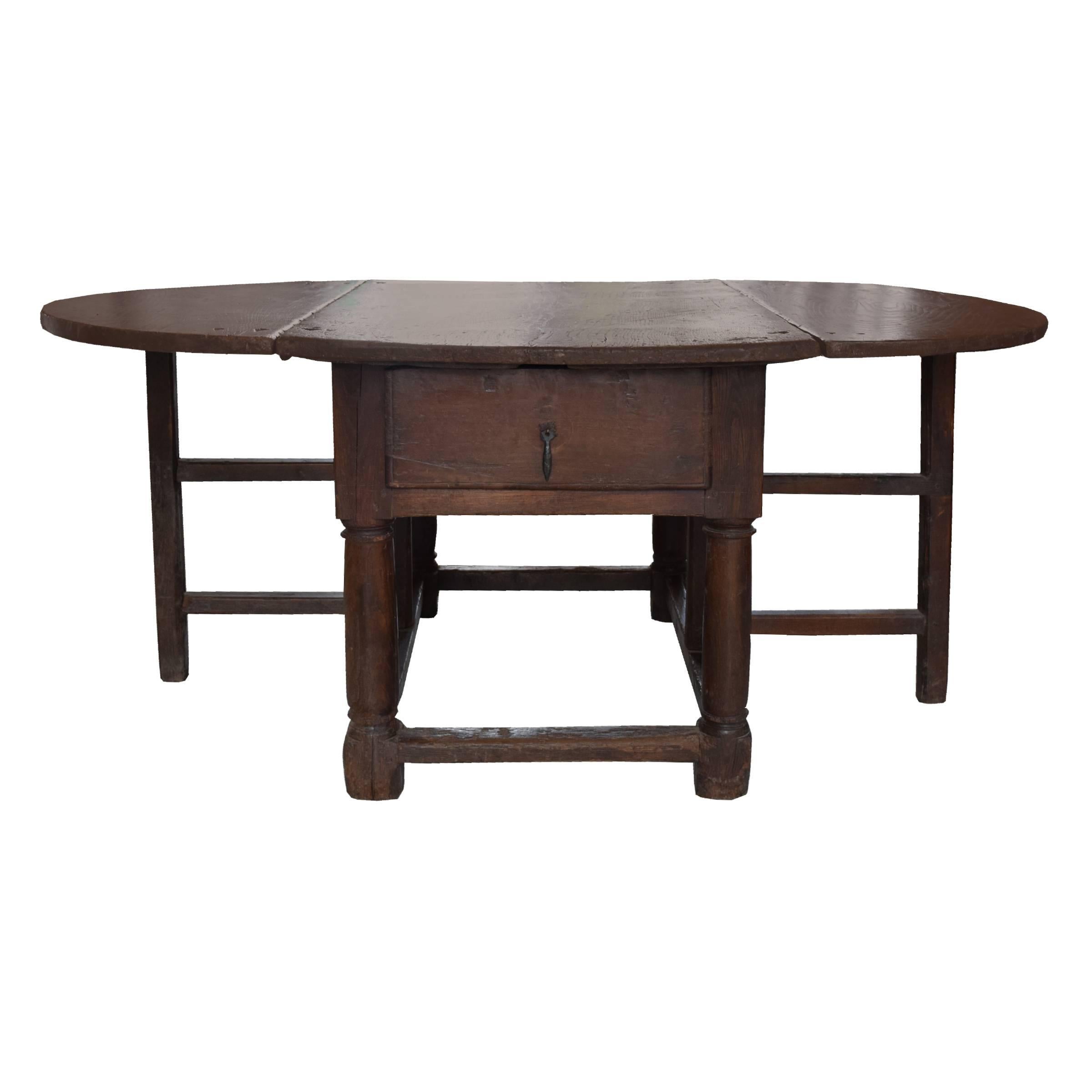 English 18th Century Drop-Leaf Table In Excellent Condition In Chicago, IL
