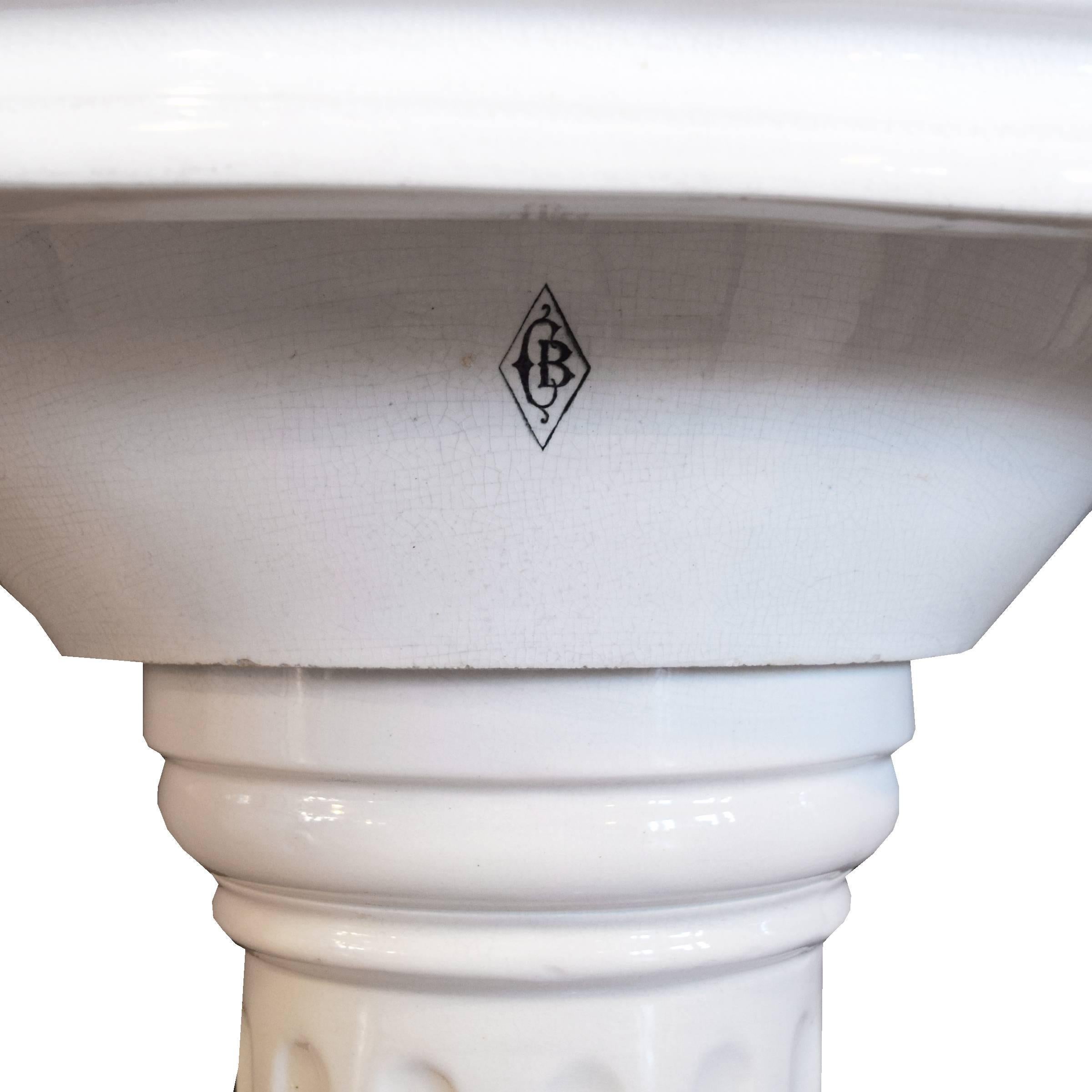 French Porcelain Pedestal Sink In Good Condition In Round Top, TX