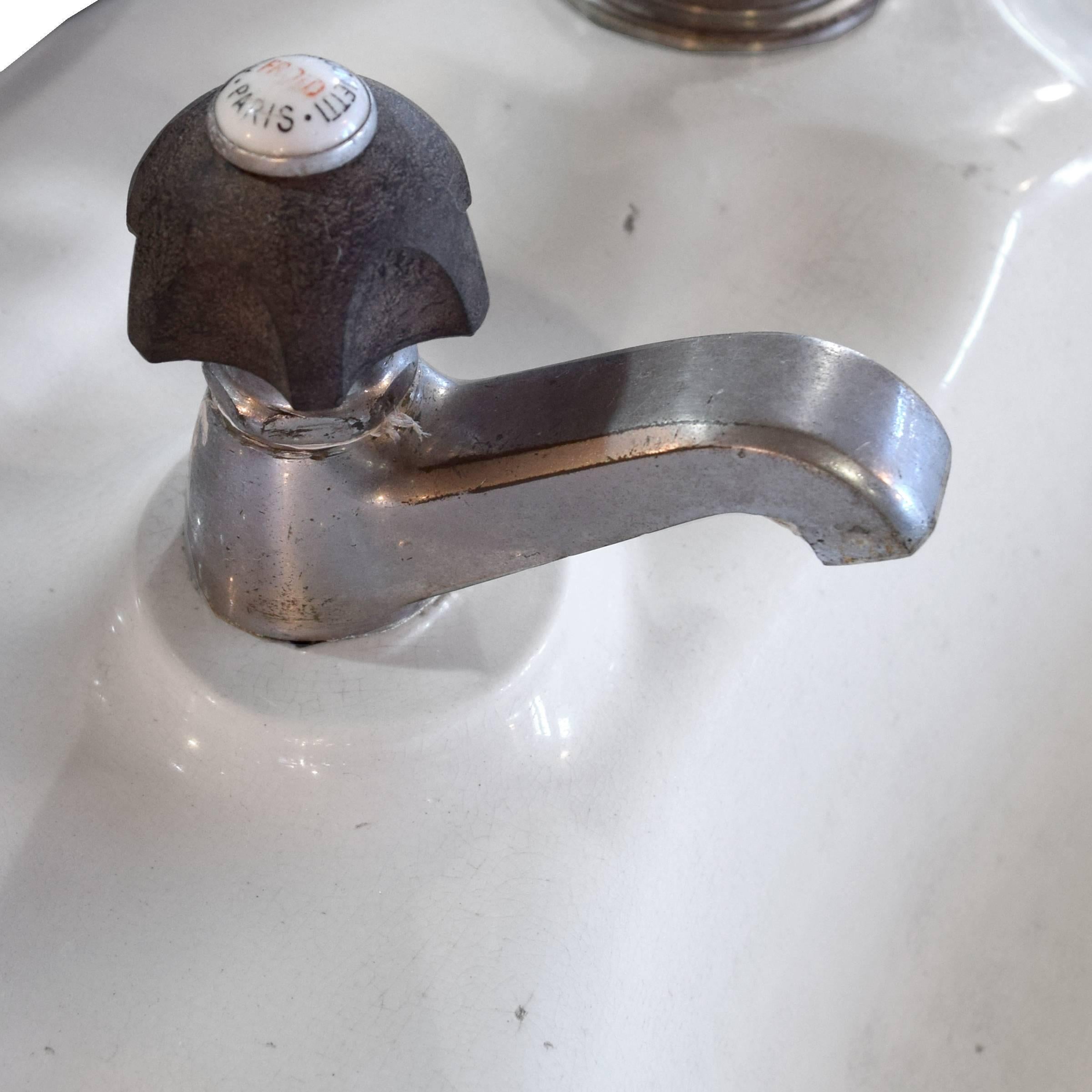 shell shaped pedestal sink