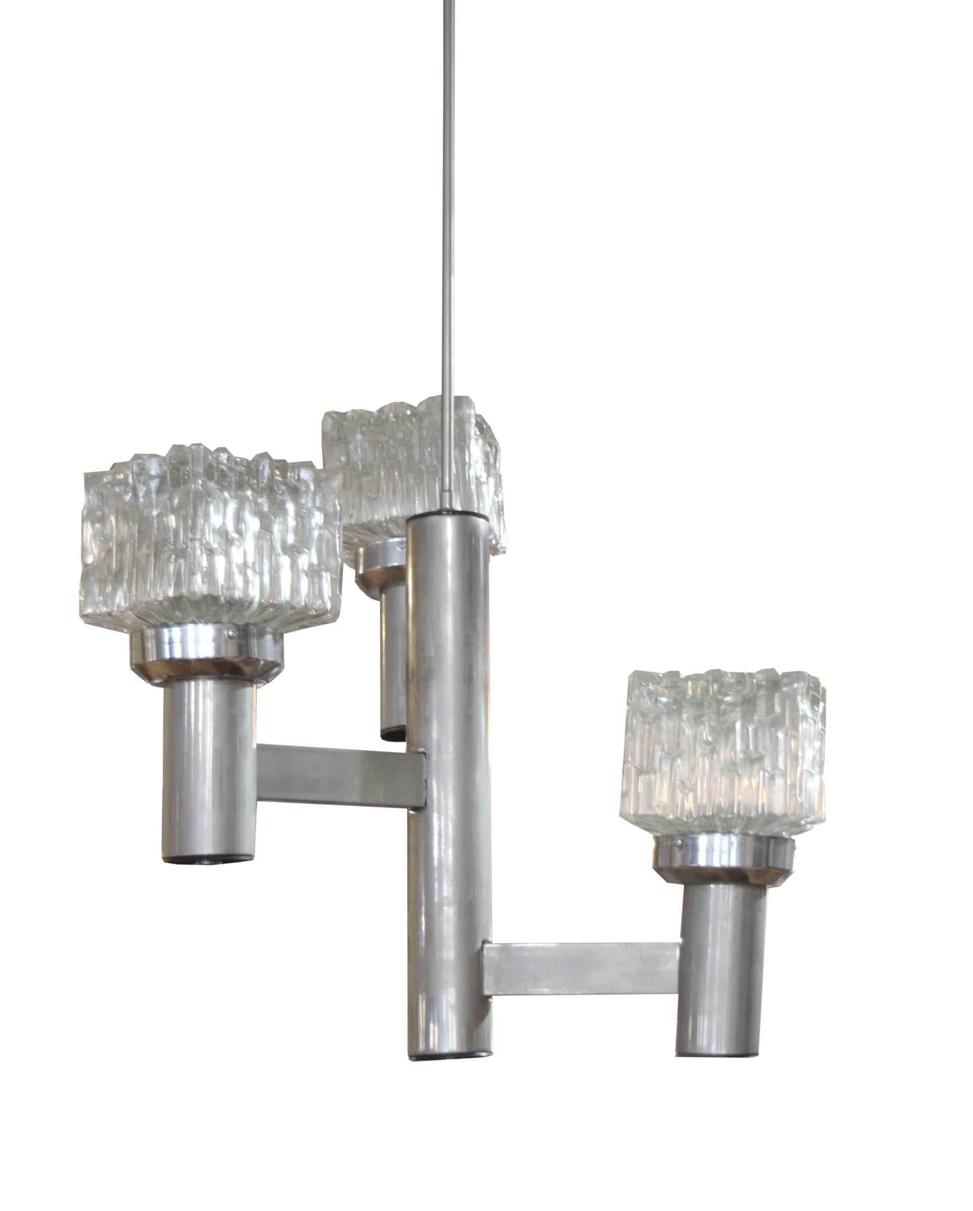 A midcentury Italian three-arm chandelier by Gaetano Sciolari featuring polished chrome and brushed aluminium arms and molded glass shades. Purchased in Argentina.

Needs to be re-wired.
 