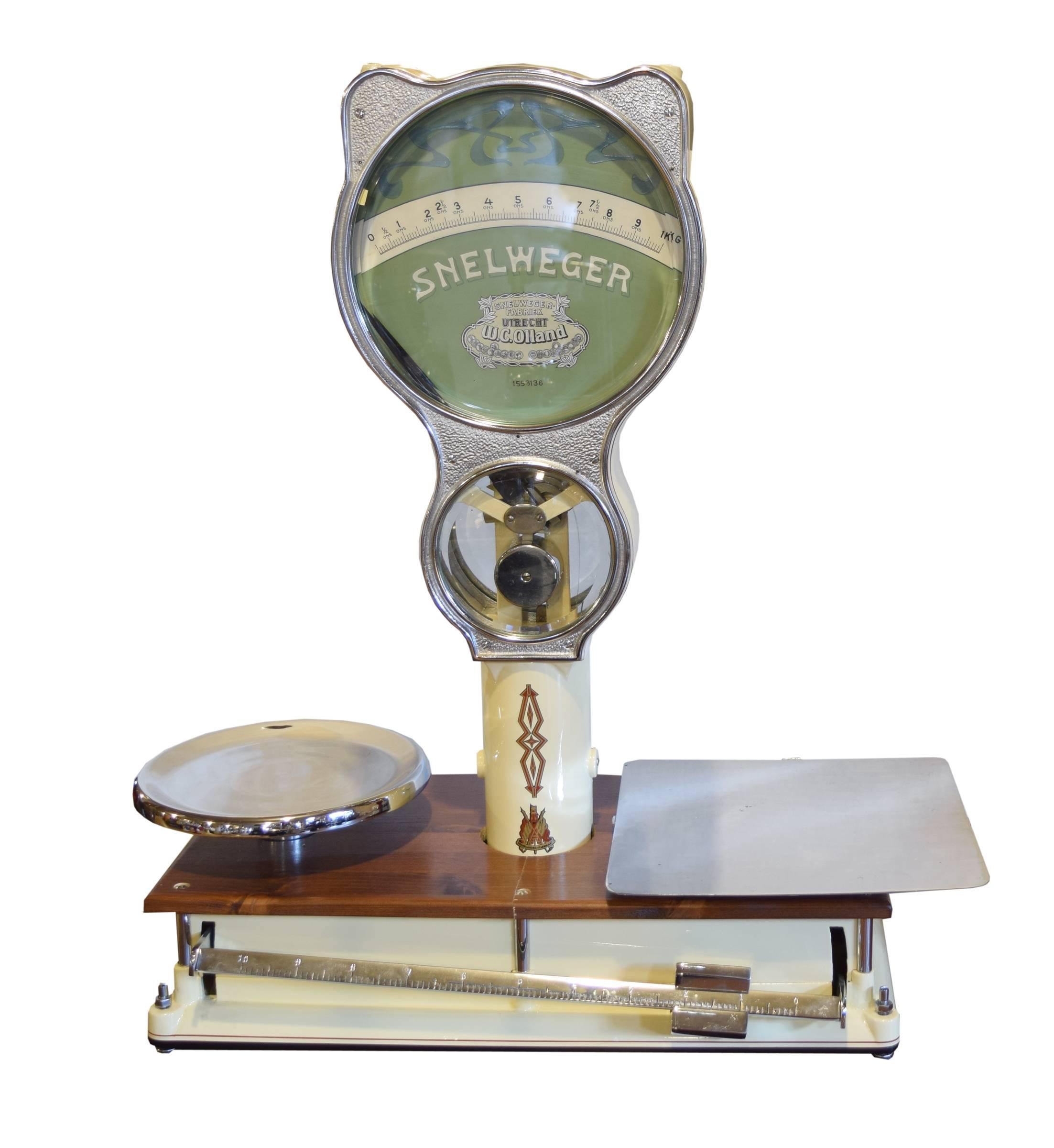 A rare WC Olland shop scale in immaculate condition. This model 178 scale was manufactured from 1907 through the 1930s. WC Olland Company was founded in 1853 by Henry Olland in Utrecht, Netherlands, manufacturing scales and scientific and mathematic