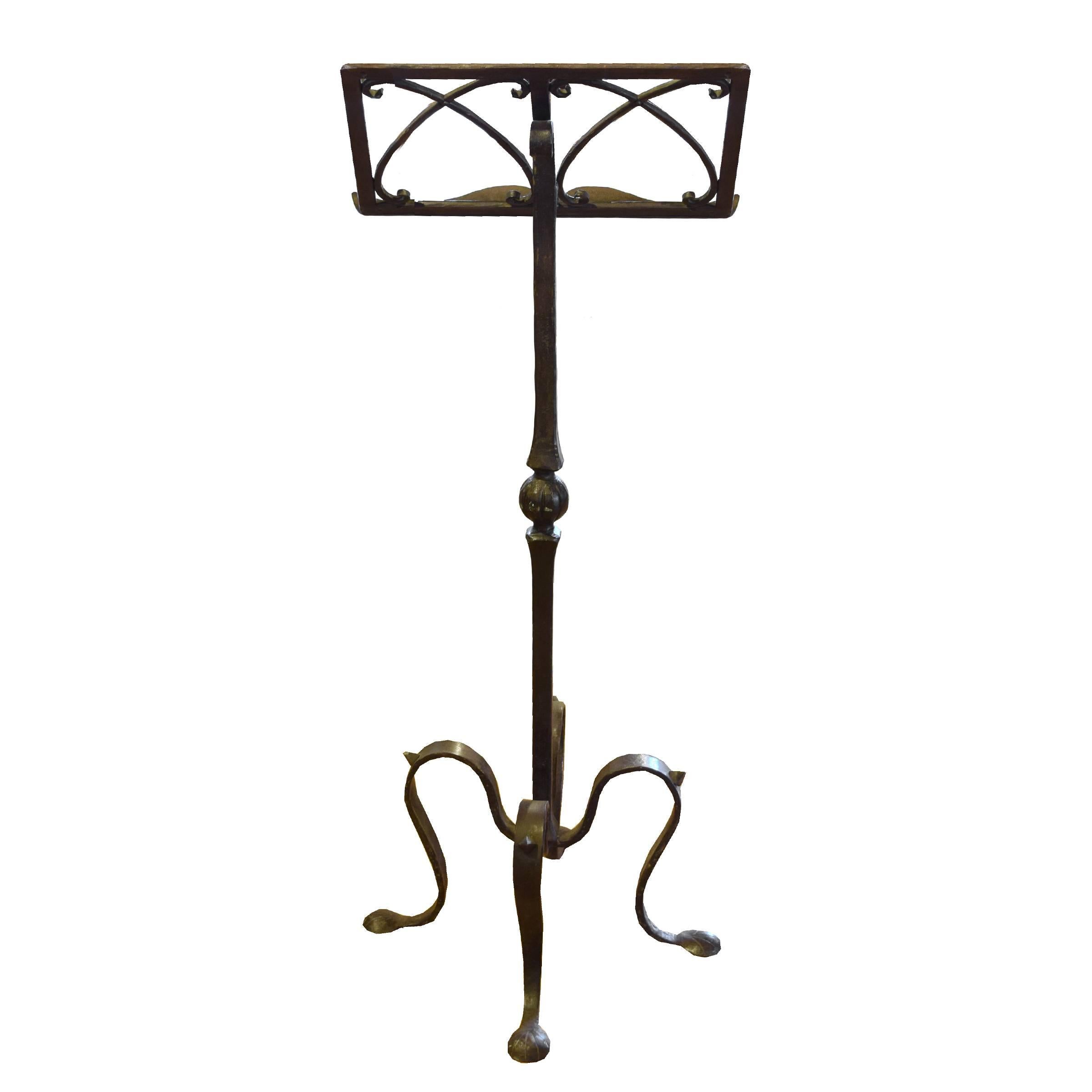 Italian Art Nouveau-esque wrought iron music or book stand with four curved legs ending in round feet, late 19th century.
