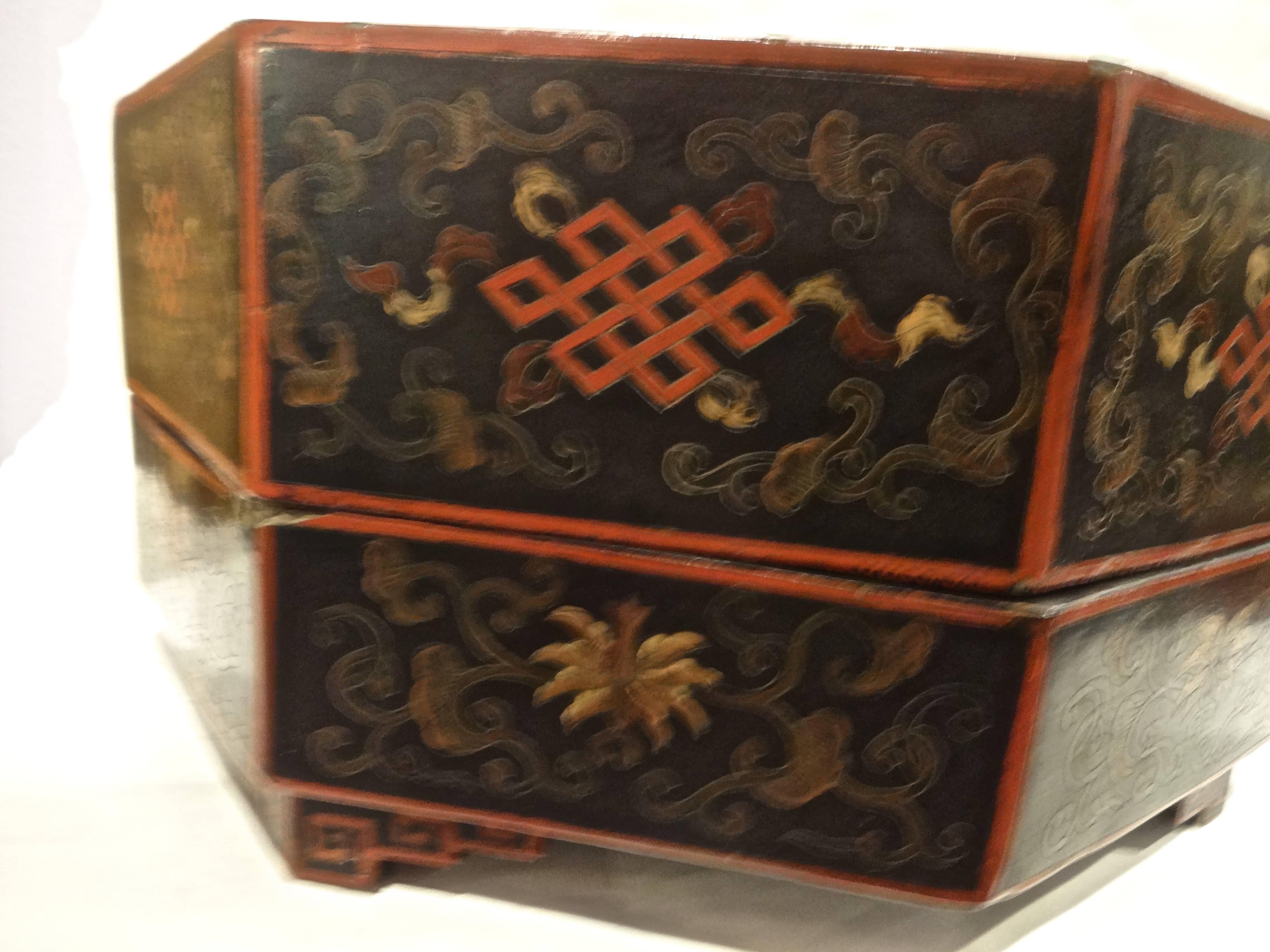 Chinese Octagonal Wedding Box In Excellent Condition In Sarasota, FL