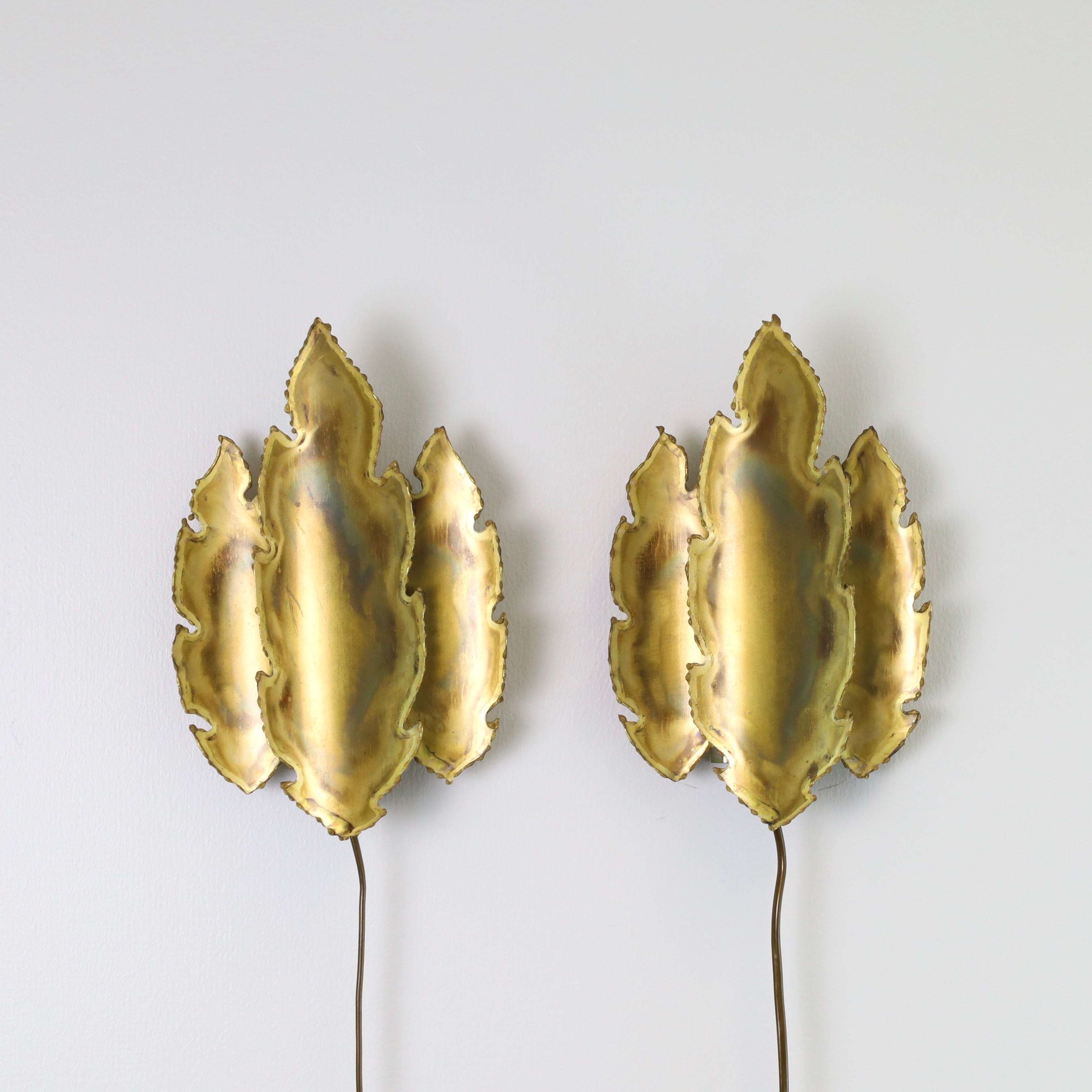 Paire d'appliques en laiton découpé à la flamme, conçues par le célèbre Svend Aage Holm Sørensen dans les années 1960. Un jeu d'ombres et de lumières captivant pour tout bel espace.

* Une paire (2) d'appliques murales en laiton découpé à la flamme