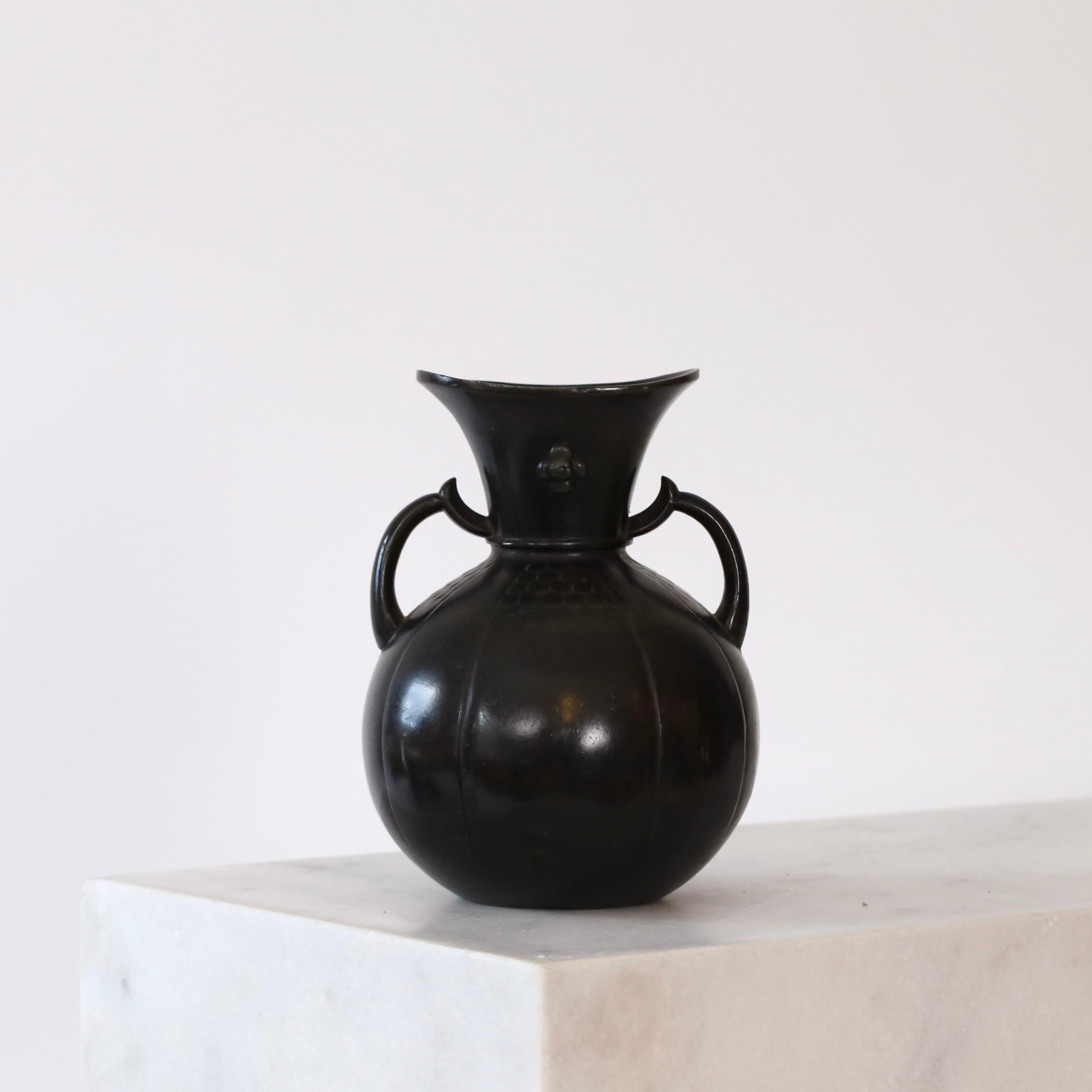 Un vase en métal avec des tasses conçu par Just Andersen dans les années 1920. Une belle pièce pour un endroit magnifique.

* Un vase rond en métal avec des tasses et des décorations florales
* Designer : Just Andersen
* Modèle : D136
* Année :