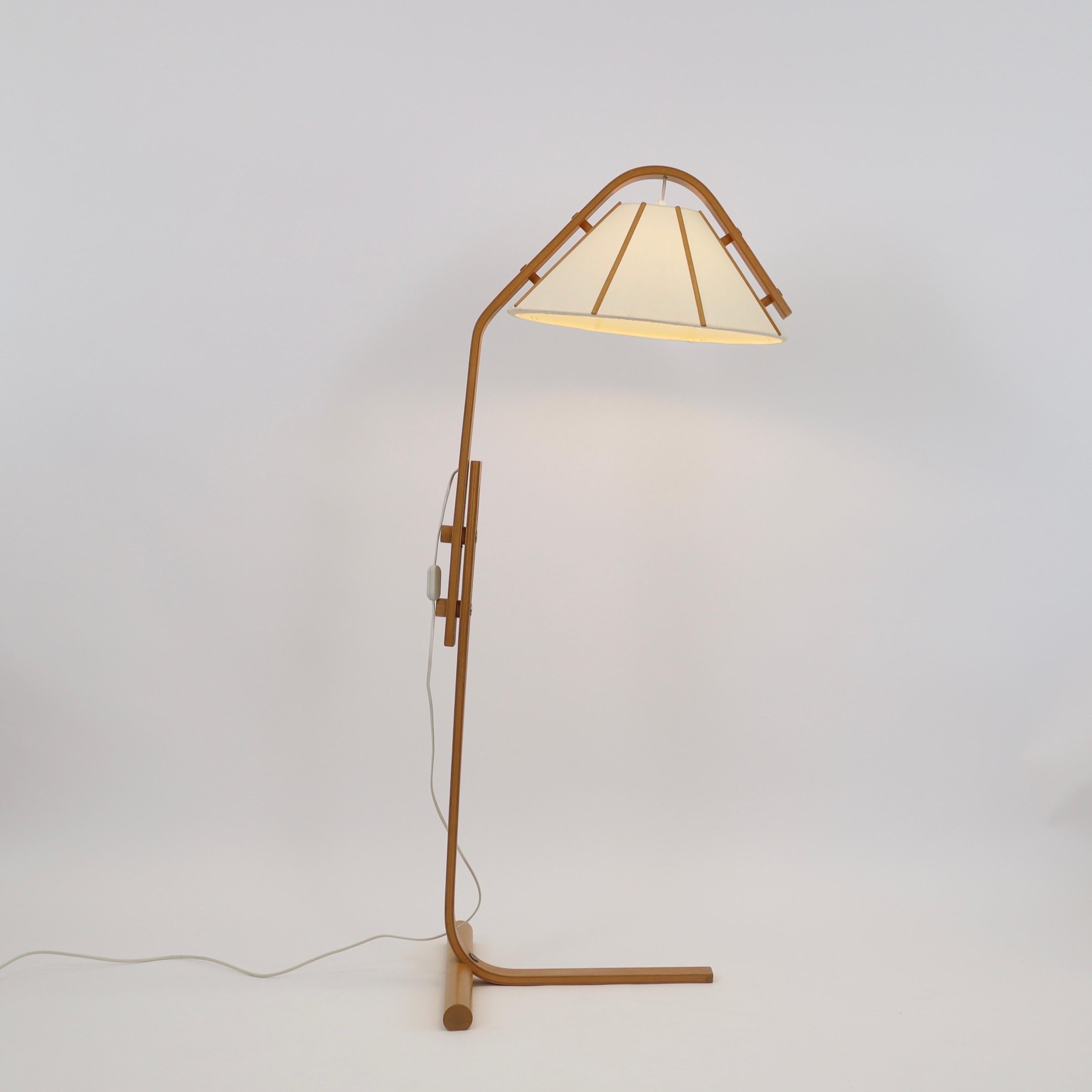Scandinavian Modern Beech wood Floor Lamp by Jan Wickelgren, 1970s, Sweden In Fair Condition In Værløse, DK