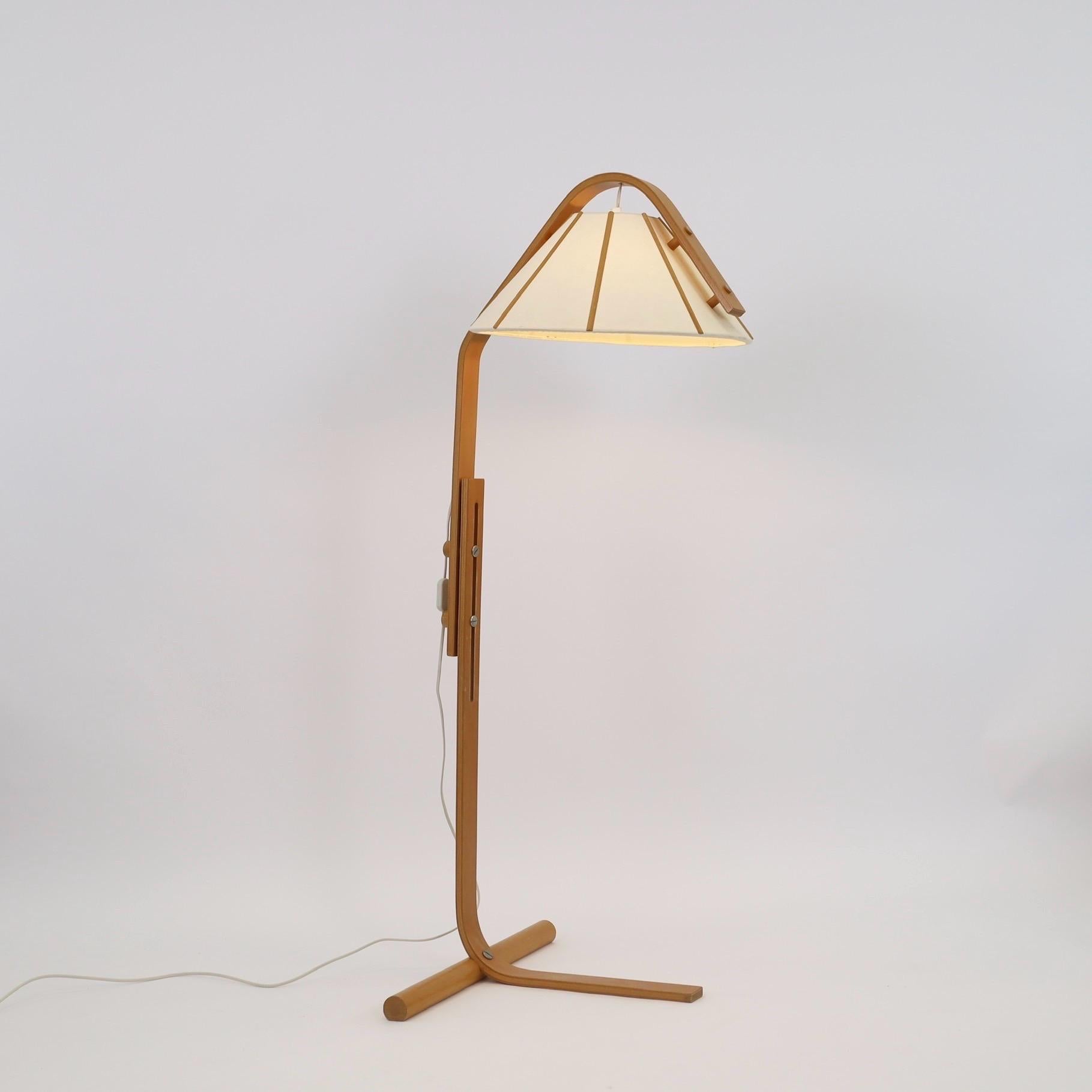 A Scandinavian Modern Floor lamp in bend Beech wood designed by Jan Wickelgren in the 1970s for Aneta Sweden. A Nordic Classic for a beautiful place. 

* A bend beech veneer floor lamp with a beige shade in canvas
* Designer: Jan Wickelgren
* Style: