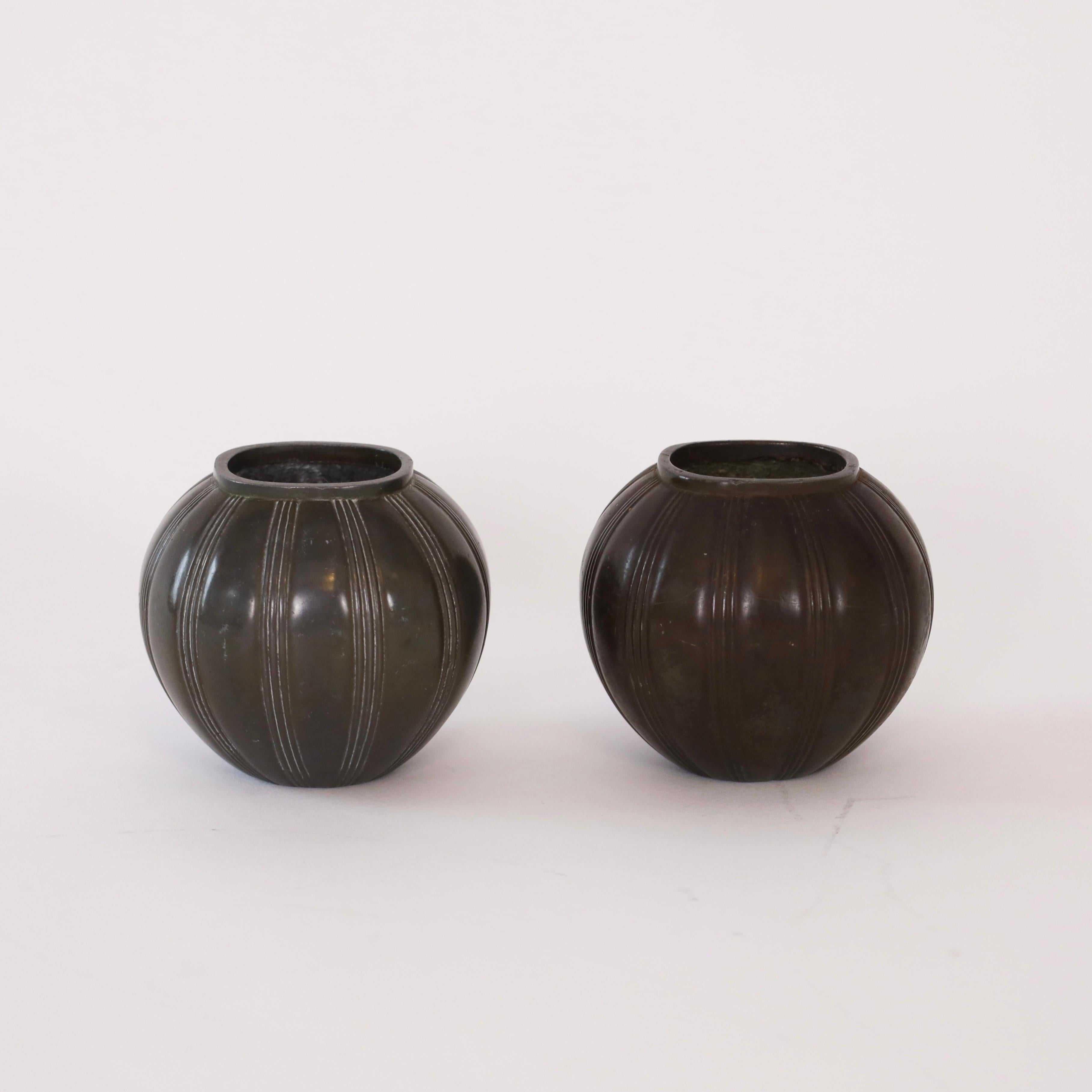 Metà XX secolo Coppia di vasi rotondi Art Déco di Just Andersen, anni '30, Danimarca in vendita