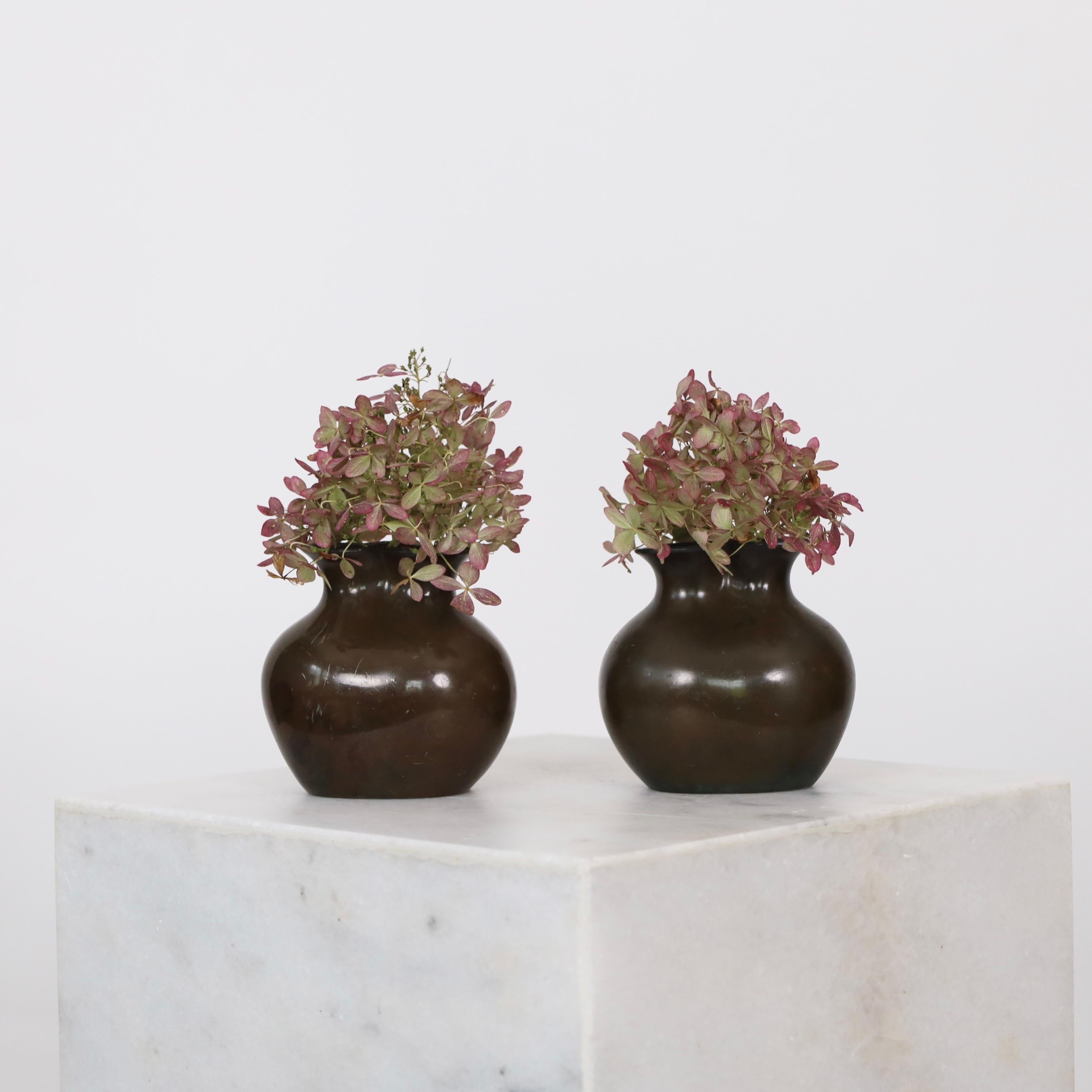 Set of small metal vases made by Just Andersen in the 1920s. An beautifull set for an exqusite home

* Pair (2) metal vases with opening shaped as figure-eight (from top down)
* Designer: Just Andersen
* Model: D120 (stamped 'Just D120')
* Year: