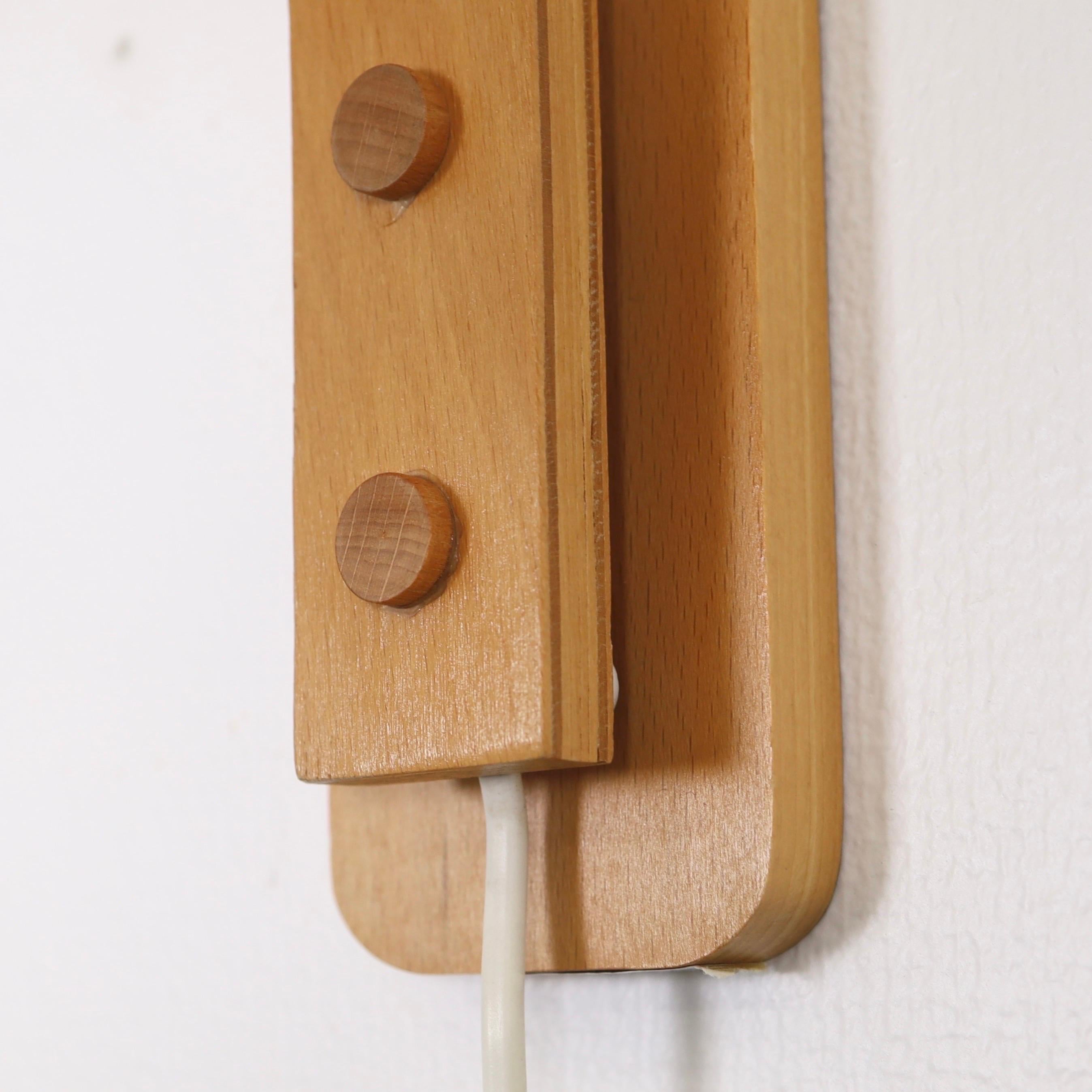 Aplique moderno escandinavo de madera de haya de Jan Wickelgren, años 70, Suecia en venta 5
