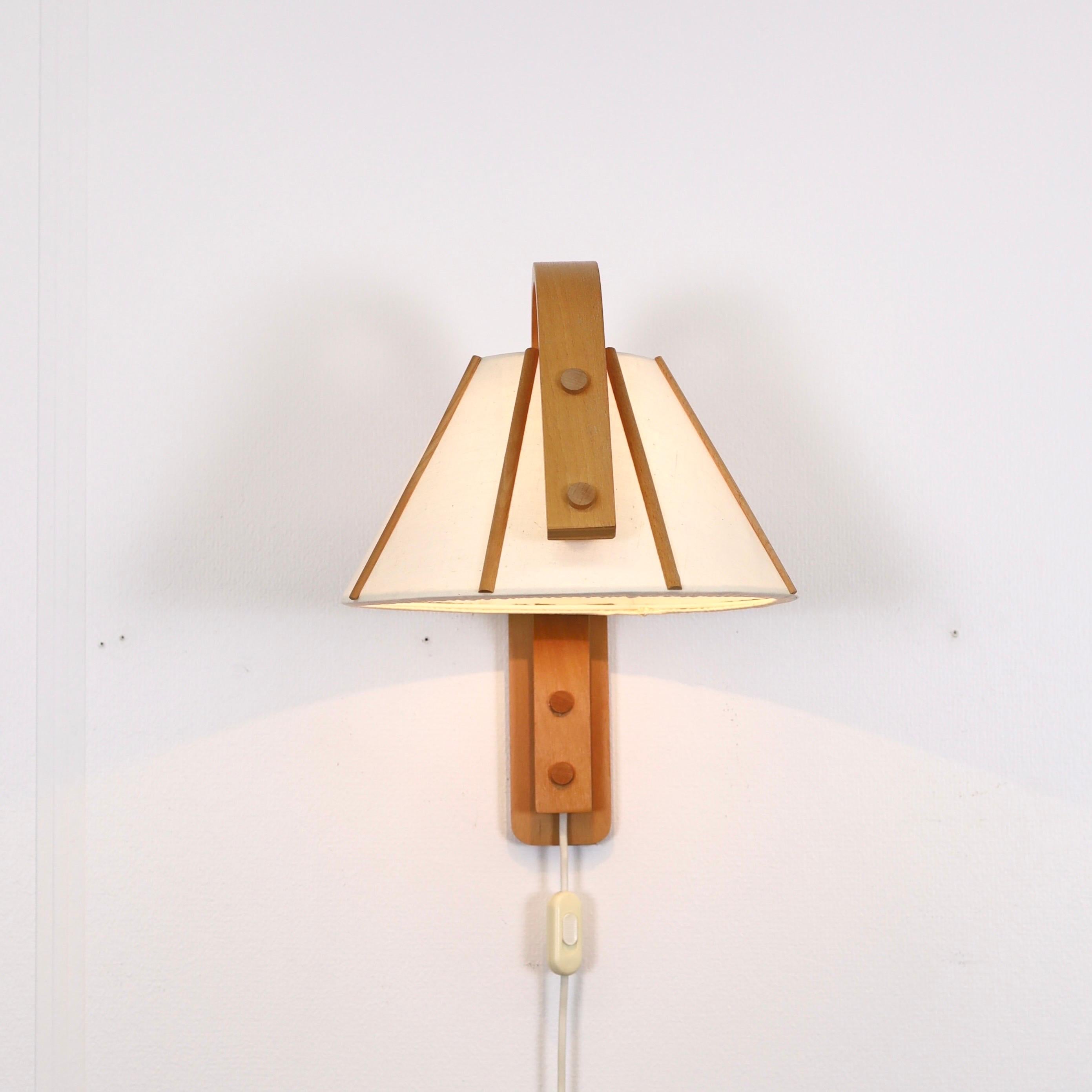 Aplique moderno escandinavo de madera de haya de Jan Wickelgren, años 70, Suecia Tela en venta