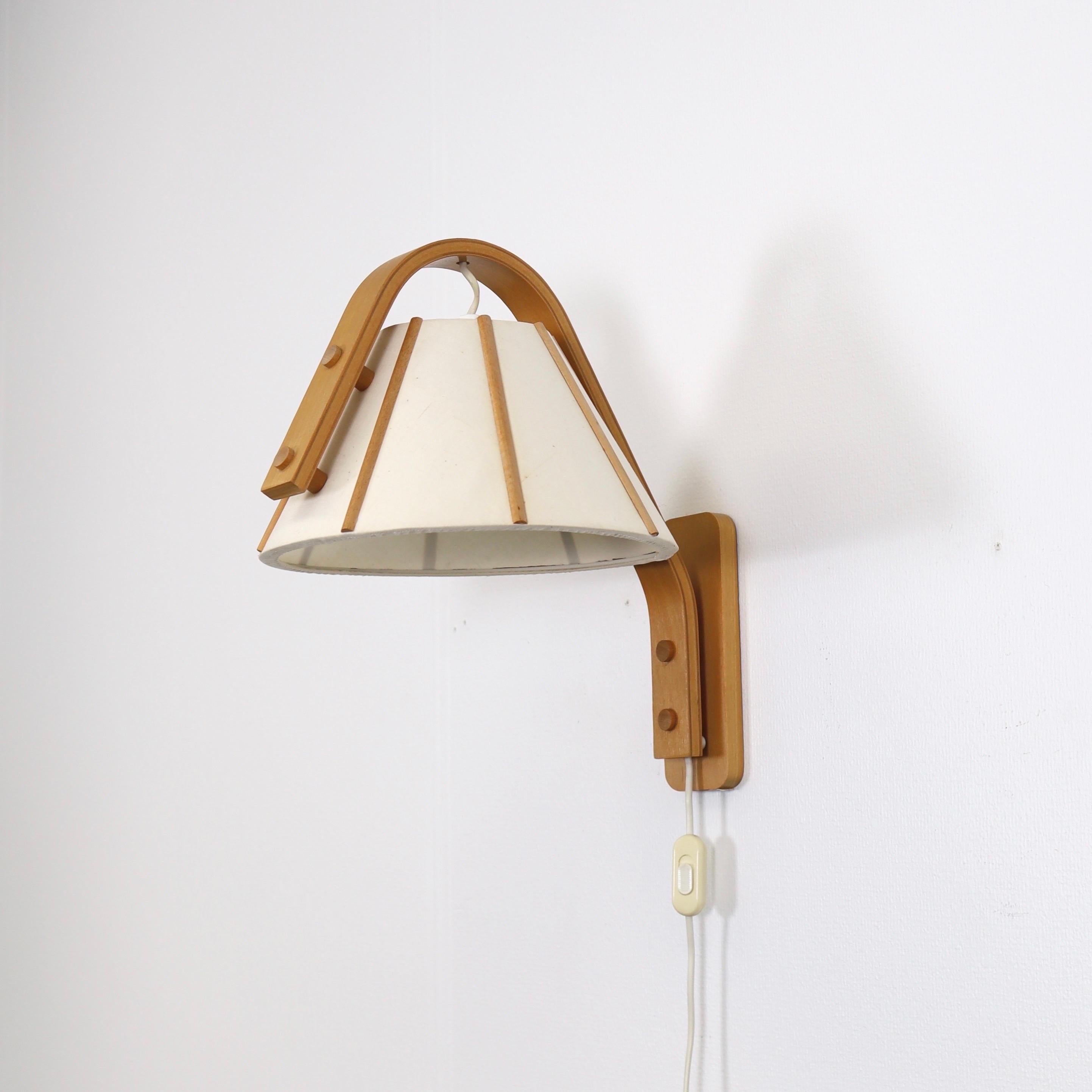 Aplique moderno escandinavo de madera de haya de Jan Wickelgren, años 70, Suecia en venta 7