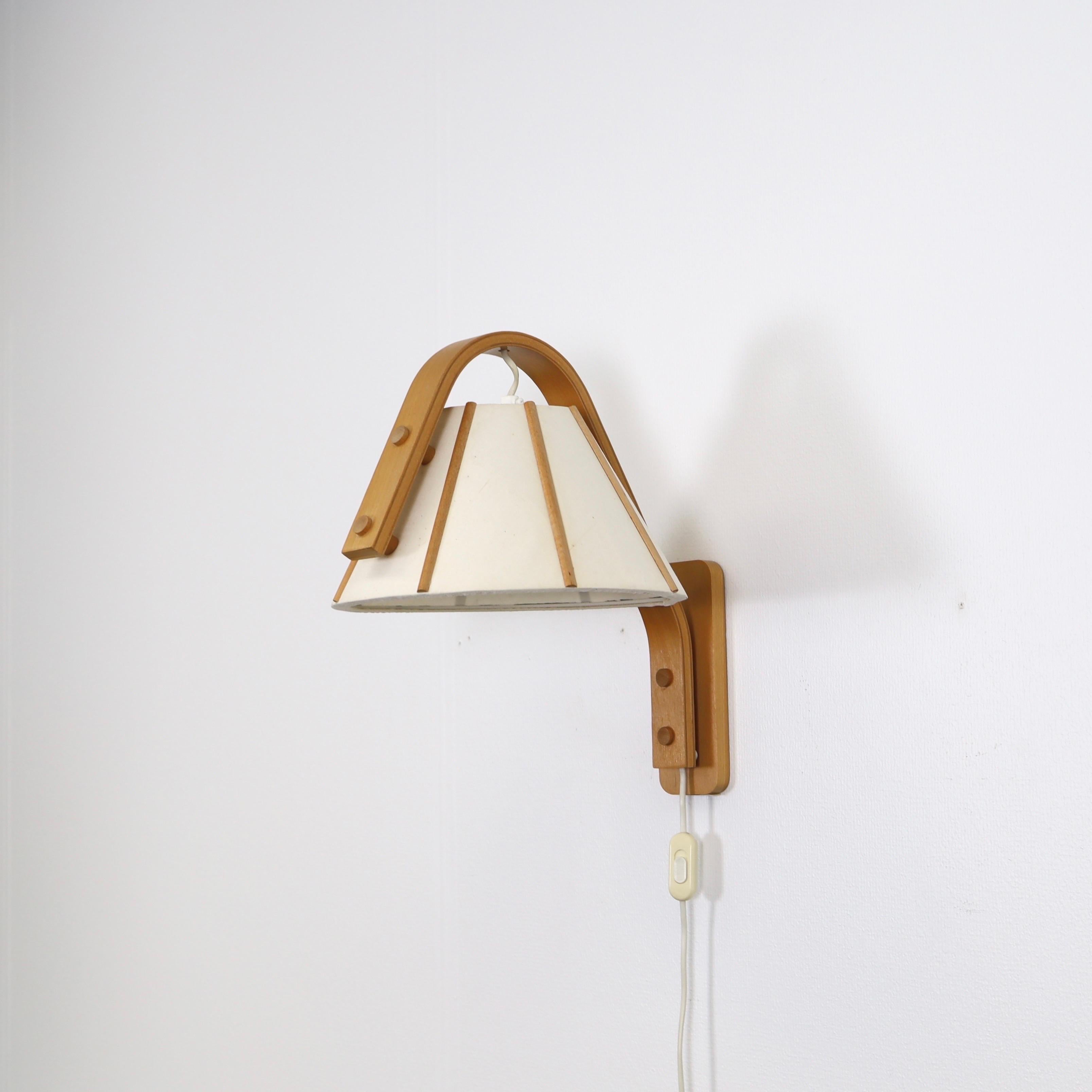 Aplique moderno escandinavo de madera de haya curvada diseñado por Jan Wickelgren en los años 70 para Aneta Suecia. Un toque nórdico para un hogar hermoso.

* Aplique de chapa de haya curvada con pantalla de color crema claro en tela.
* Diseñador: