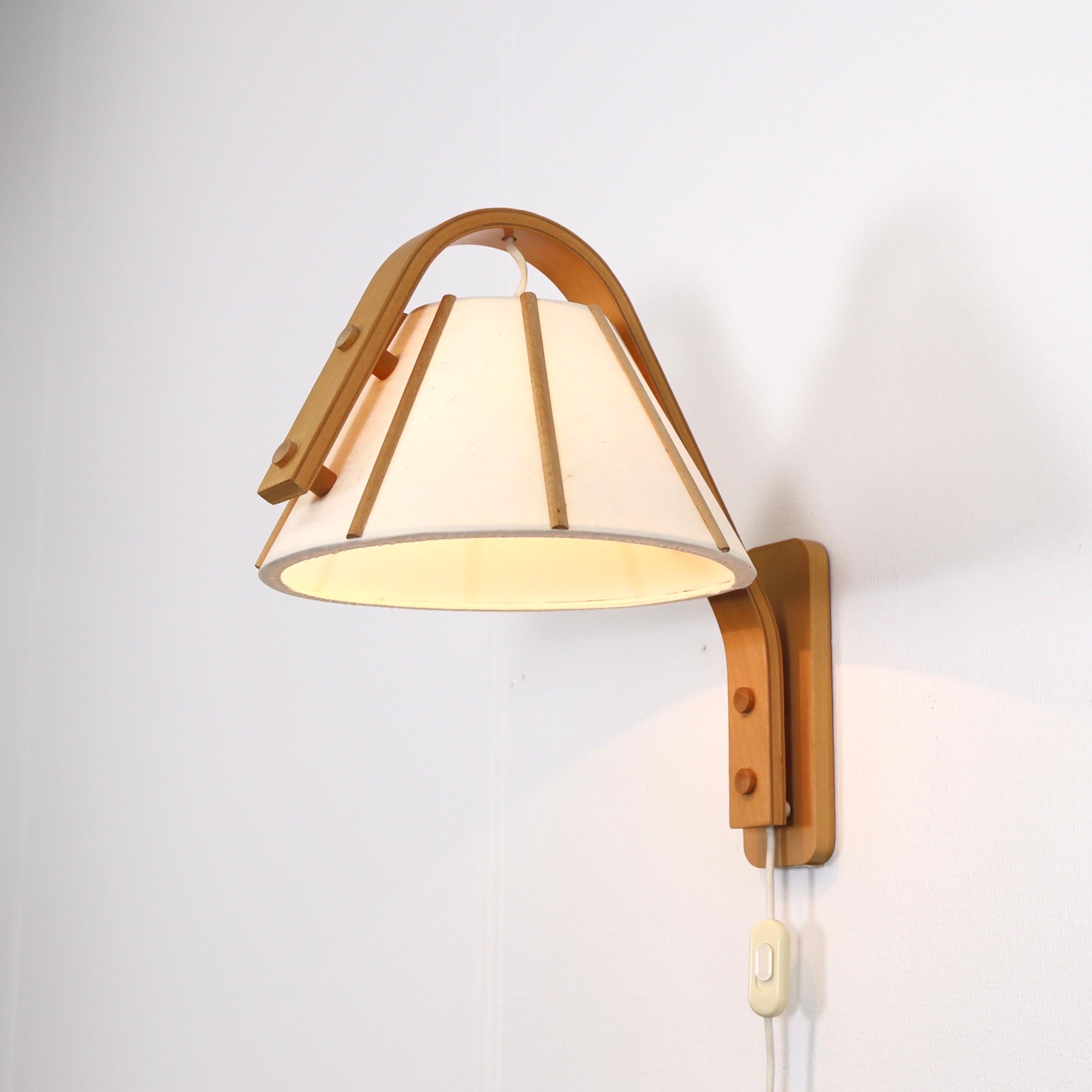 Aplique moderno escandinavo de madera de haya de Jan Wickelgren, años 70, Suecia en venta 1