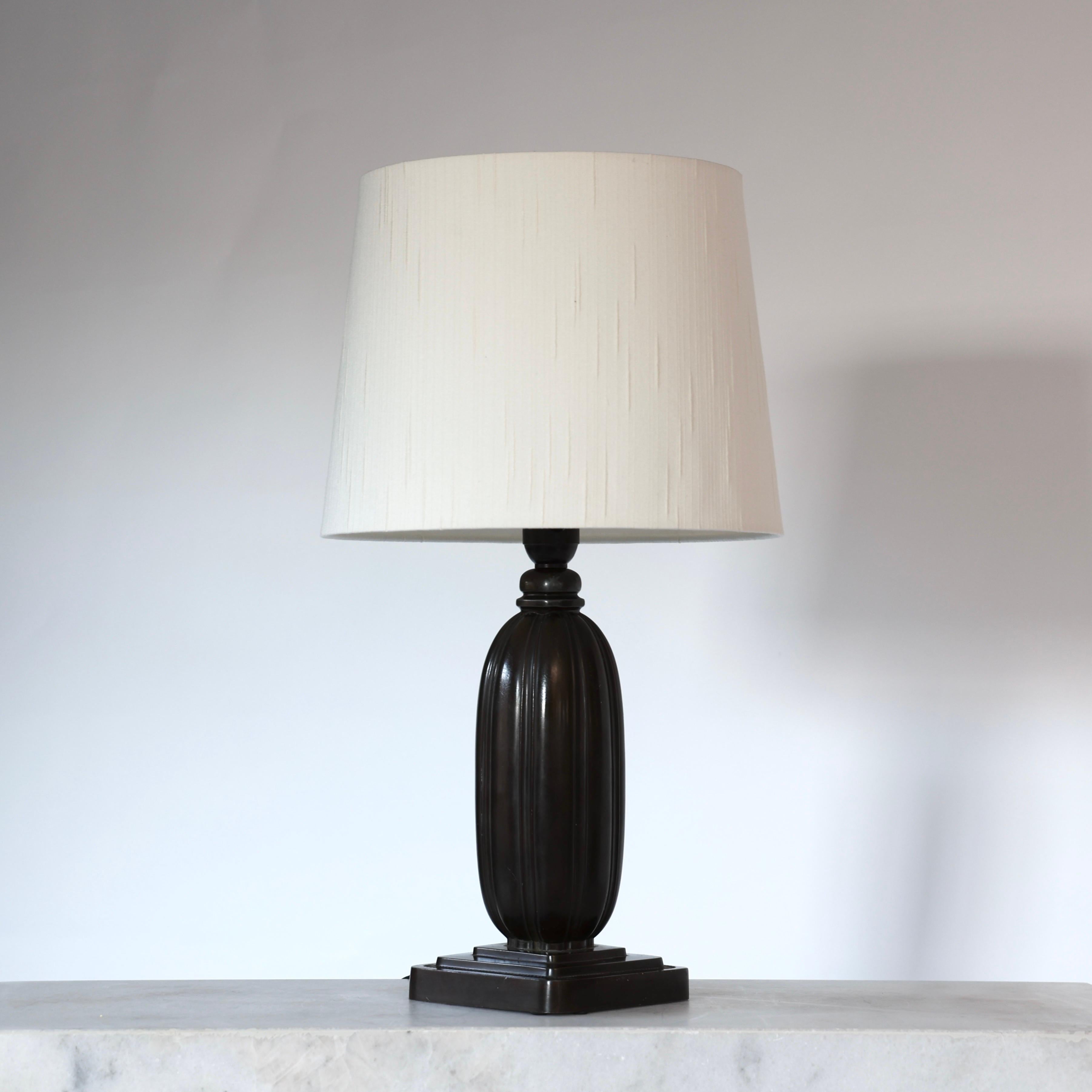 Zeitlos nein. 1859 Just Andersen Tischlampen aus dem Jahr 1936.

* Quadratische Schreibtischlampe aus Metall mit vertikalen Linien und weißem Stoffschirm
* Designer: Just Andersen
* Modell: 1859
* Jahr: 1936
* Zustand: Gebrauchter Vintage-Zustand.