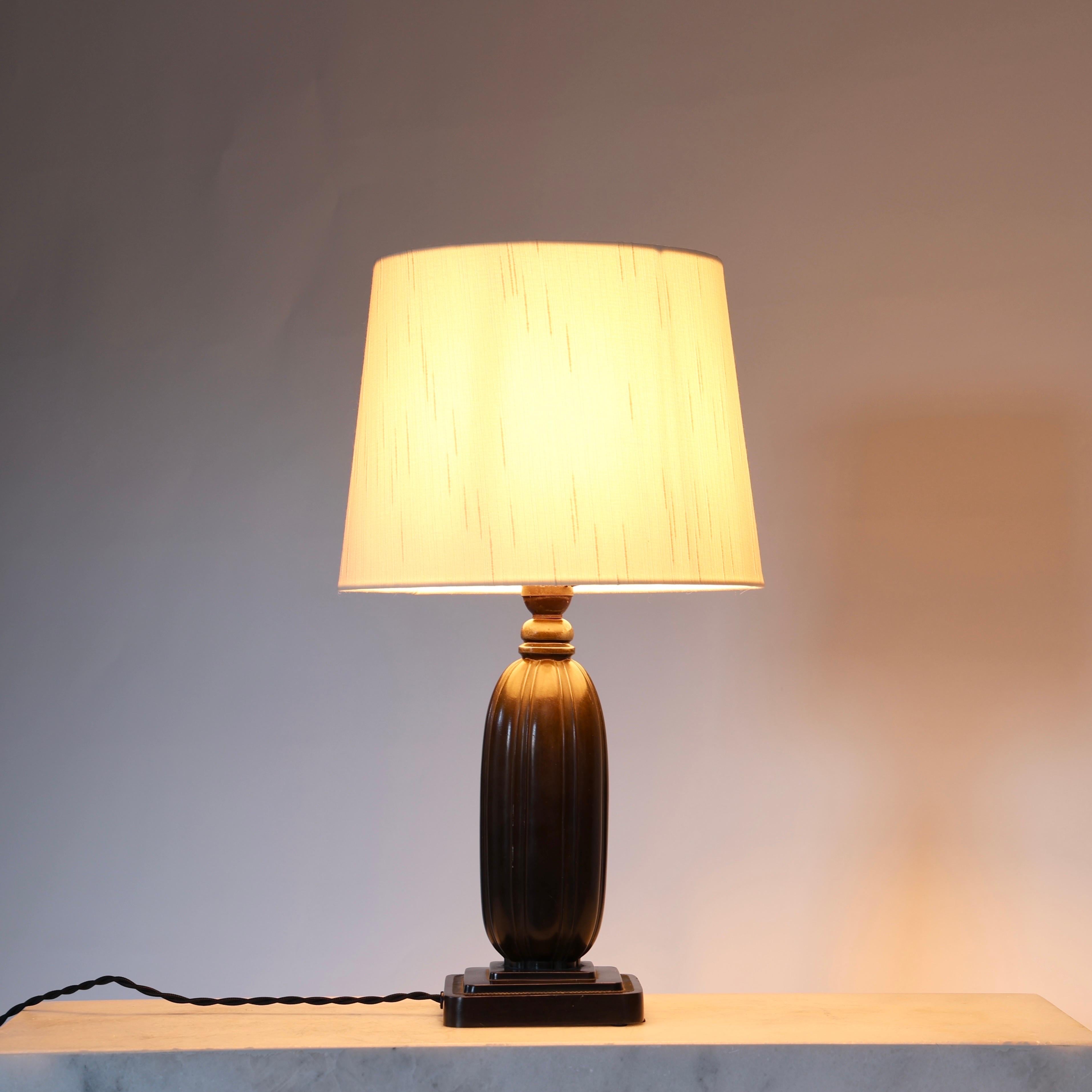 Quadratische Tischlampe von Just Andersen, 1930er Jahre, Dänemark im Zustand „Starke Gebrauchsspuren“ im Angebot in Værløse, DK