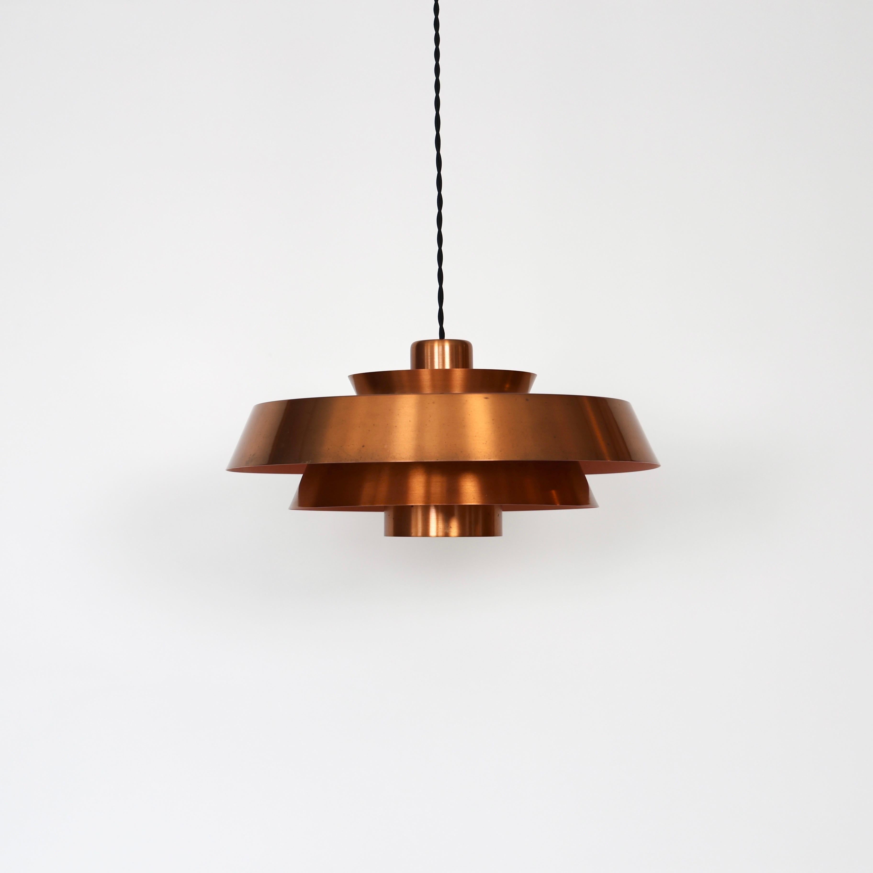 * Una lampada a sospensione laccata in rame - arancione/bianca all'interno
* Designer: Jo Hammerborg
* Model No: Nova
* Produttore: Fog & Mørup Danimarca
* Anno: 1963
* Condizioni: Buone condizioni vintage. Pochi piccoli segni e graffi. 
*
