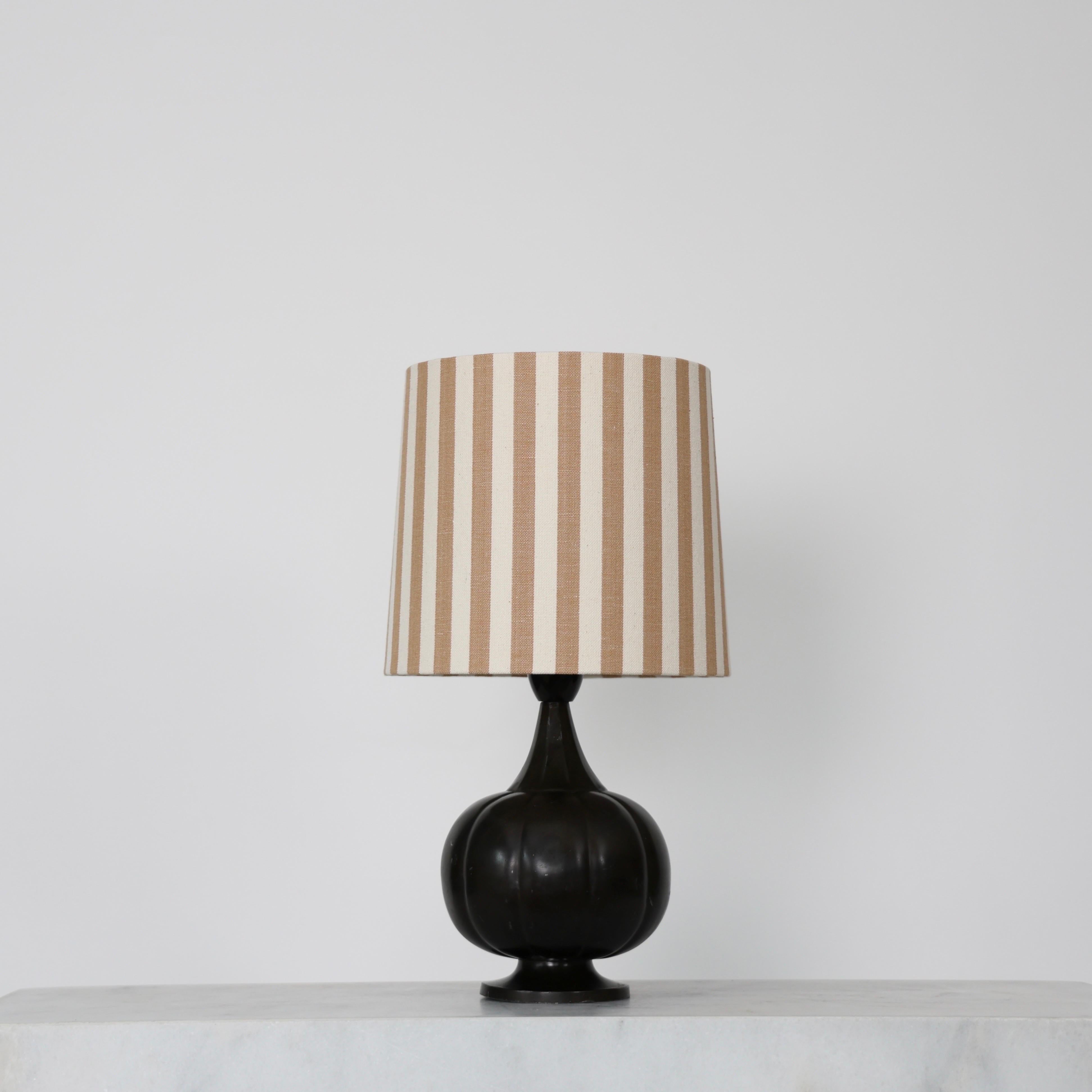 Lampada da tavolo Diskometal a forma di zucca di Just Andersen, anni '20, Danimarca in vendita 9