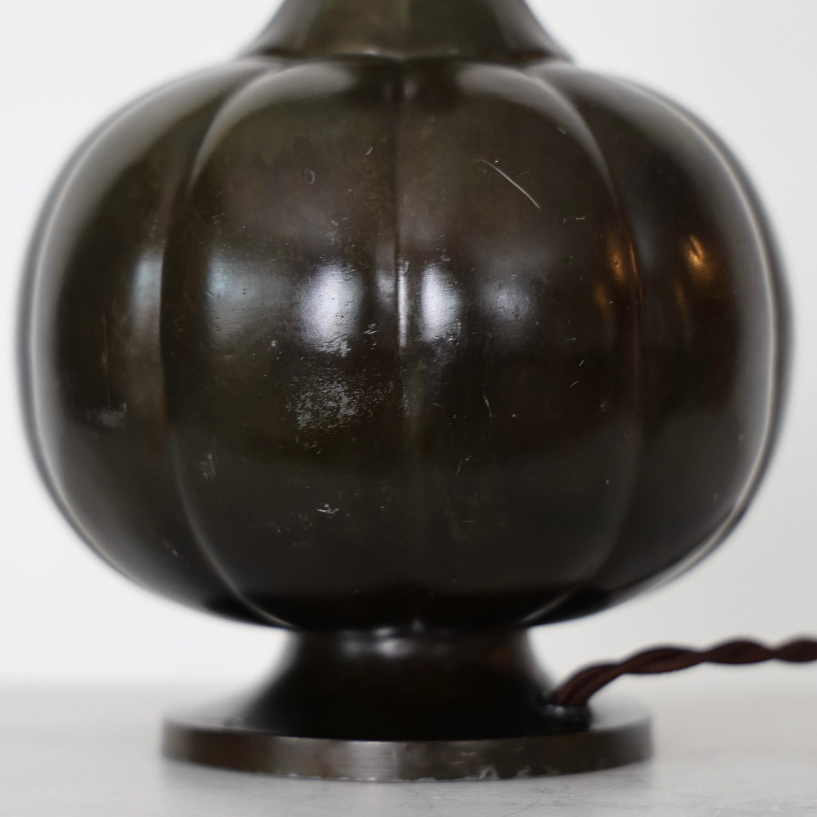 Lampada da tavolo Diskometal a forma di zucca di Just Andersen, anni '20, Danimarca in vendita 5