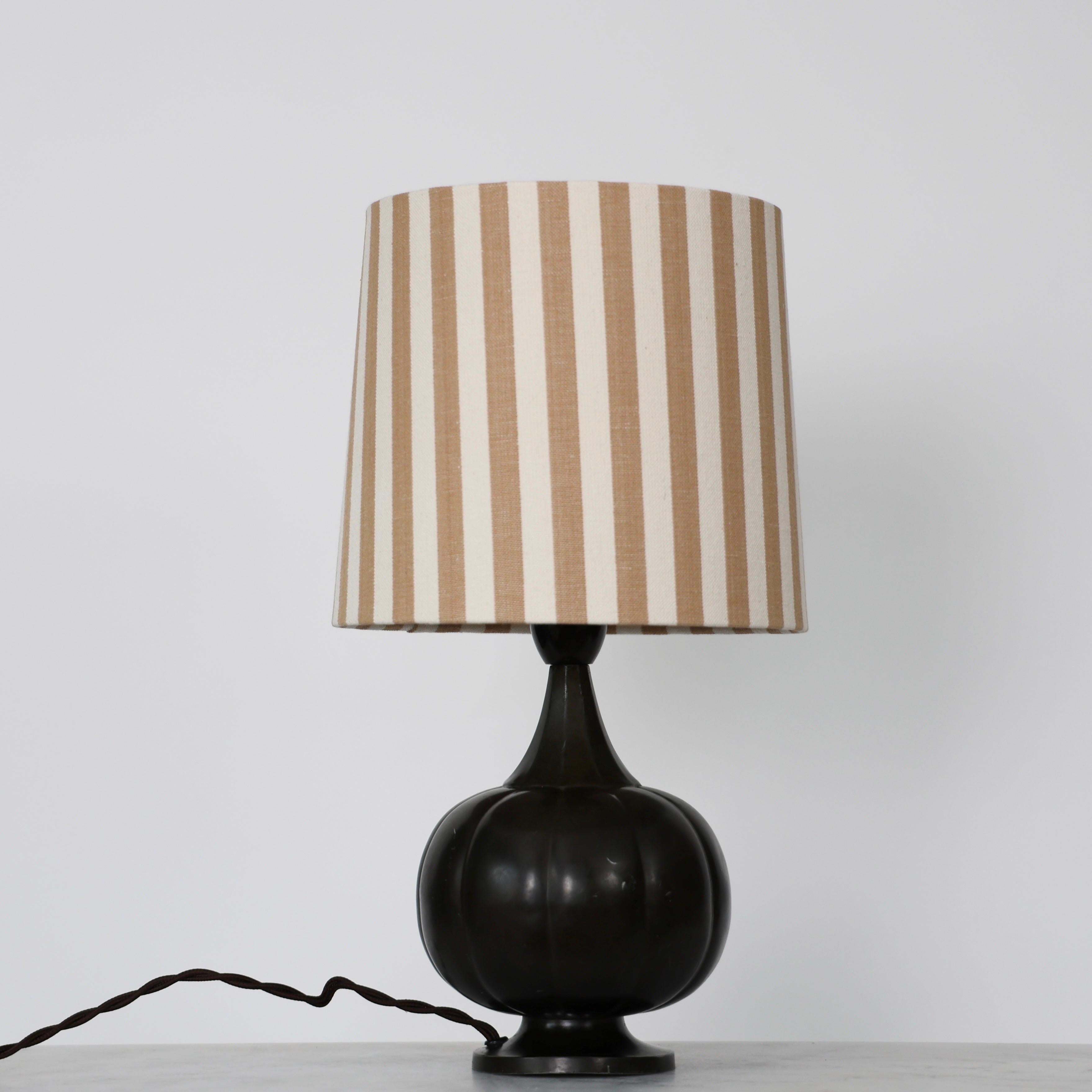 Metallo Lampada da tavolo Diskometal a forma di zucca di Just Andersen, anni '20, Danimarca in vendita