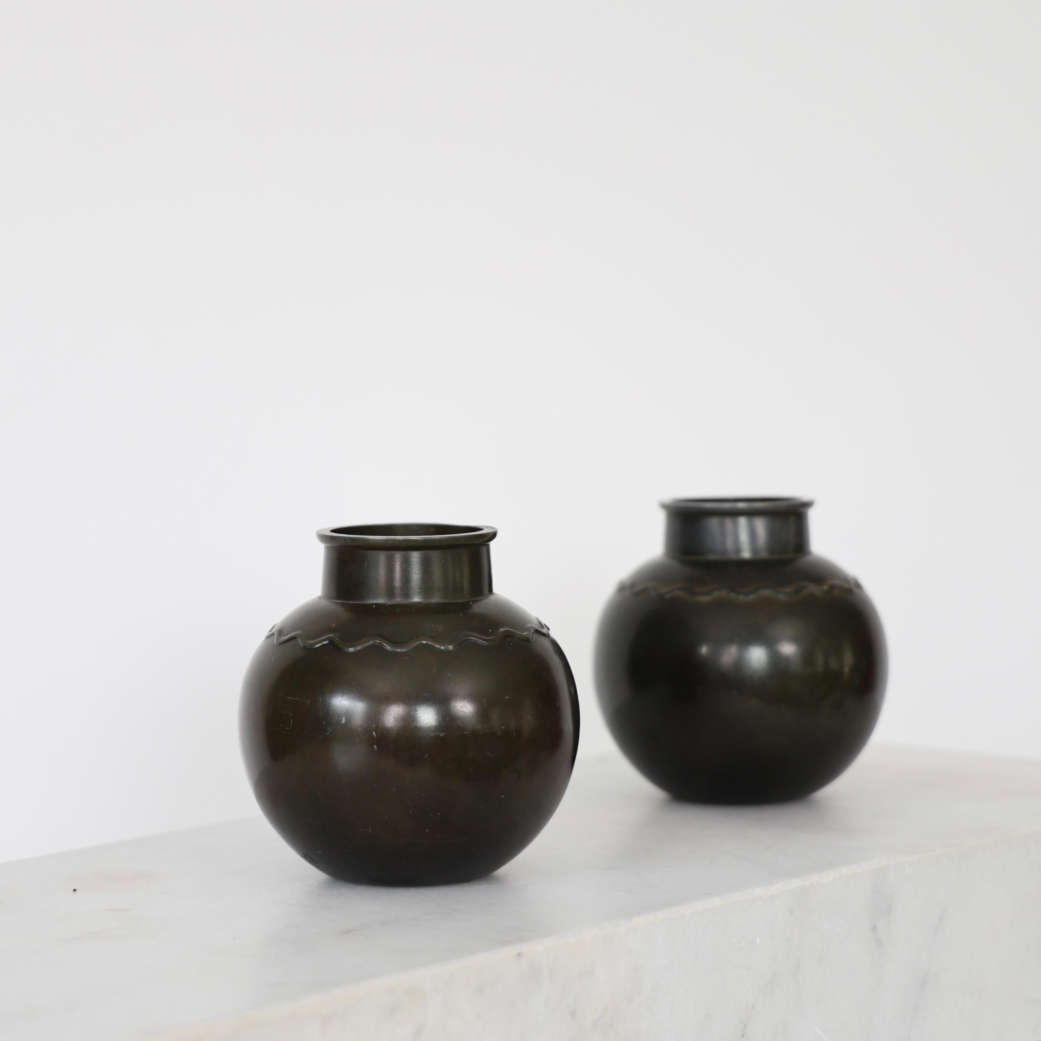 Art Déco Vasi rotondi Diskometal di Just Andersen, anni '30, Danimarca in vendita