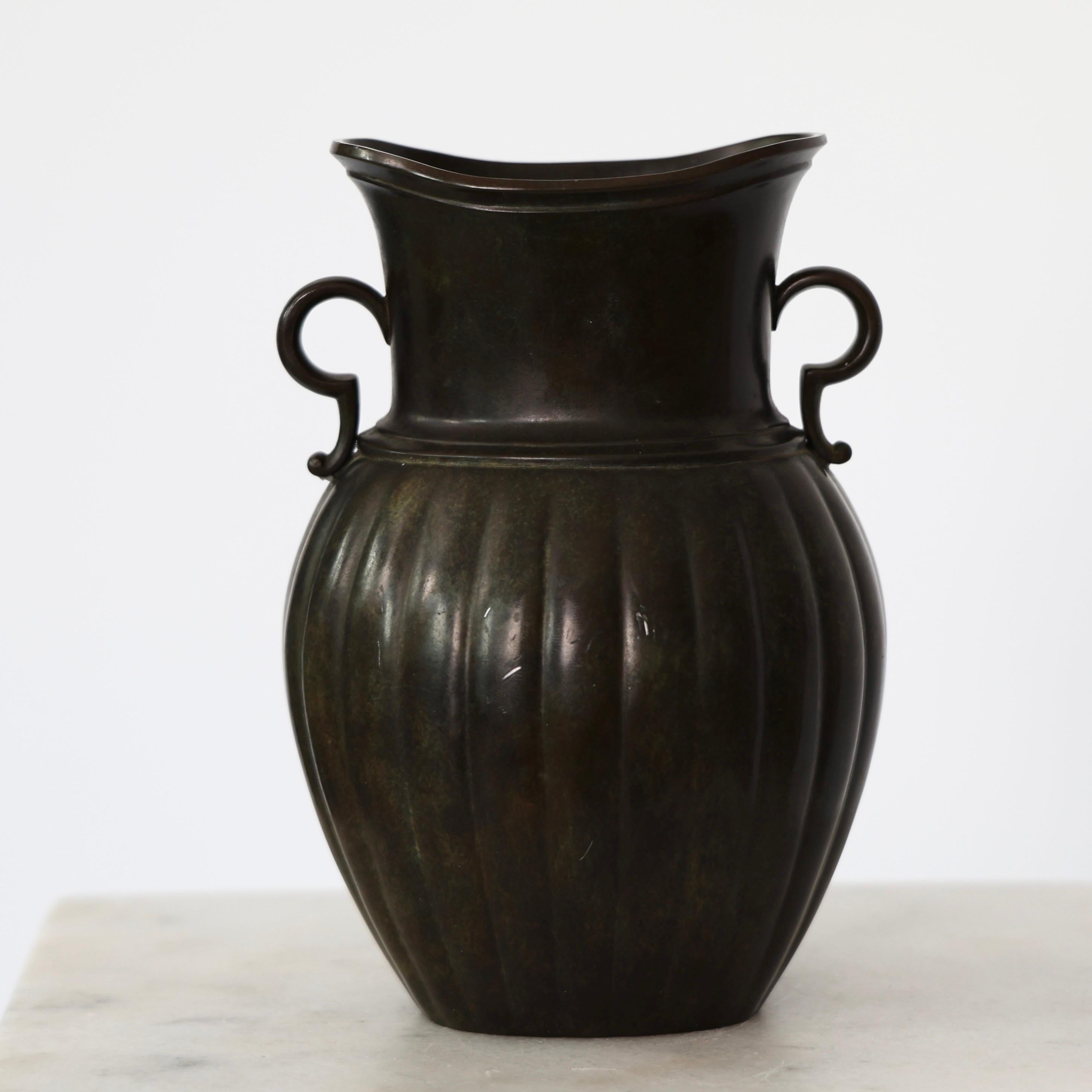 Inizio XX secolo Vaso Discometal in stile Amphora di Just Andersen, anni '20, Danimarca in vendita