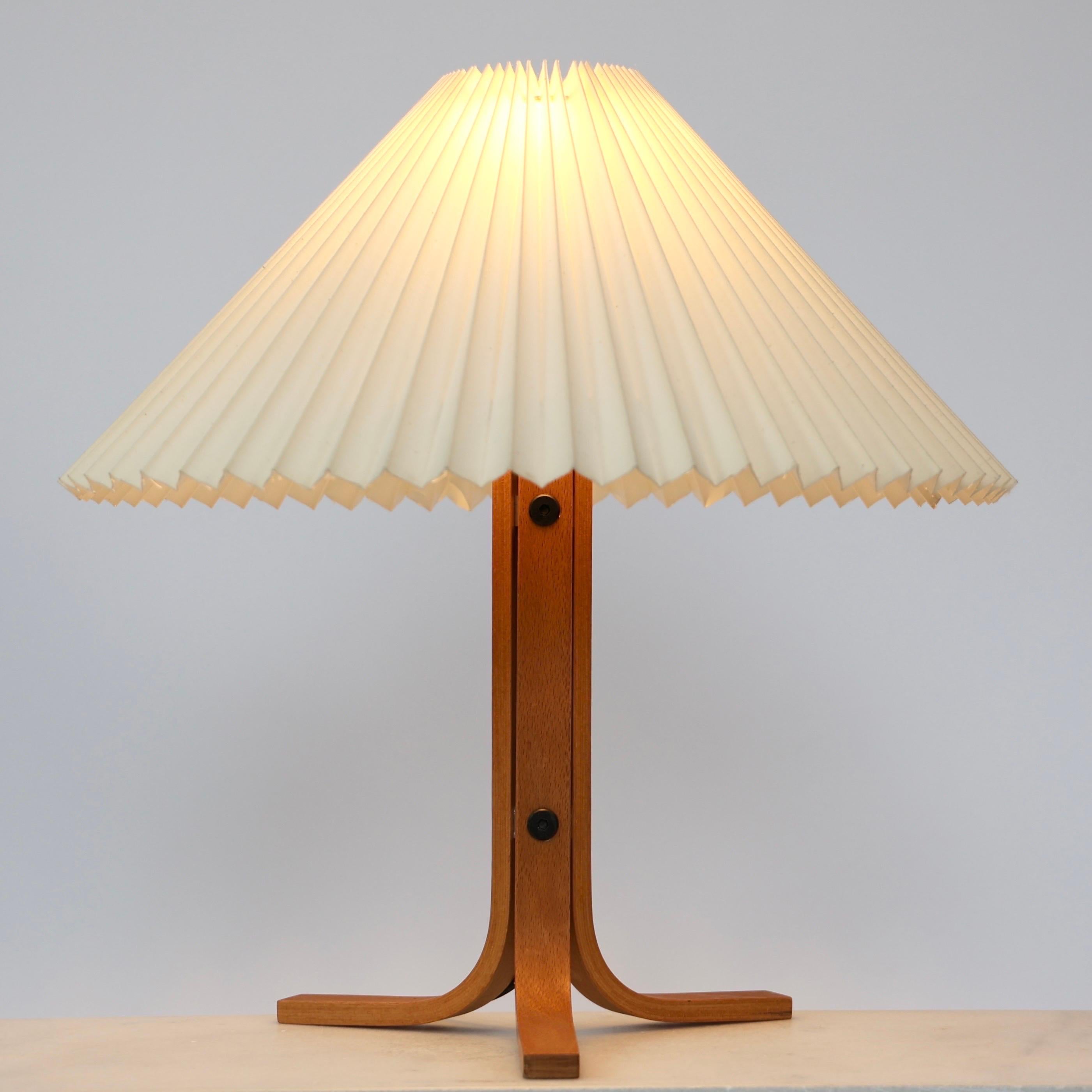 Lámpara de escritorio original danesa Caprani con trípode, años 70, Dinamarca Madera en venta