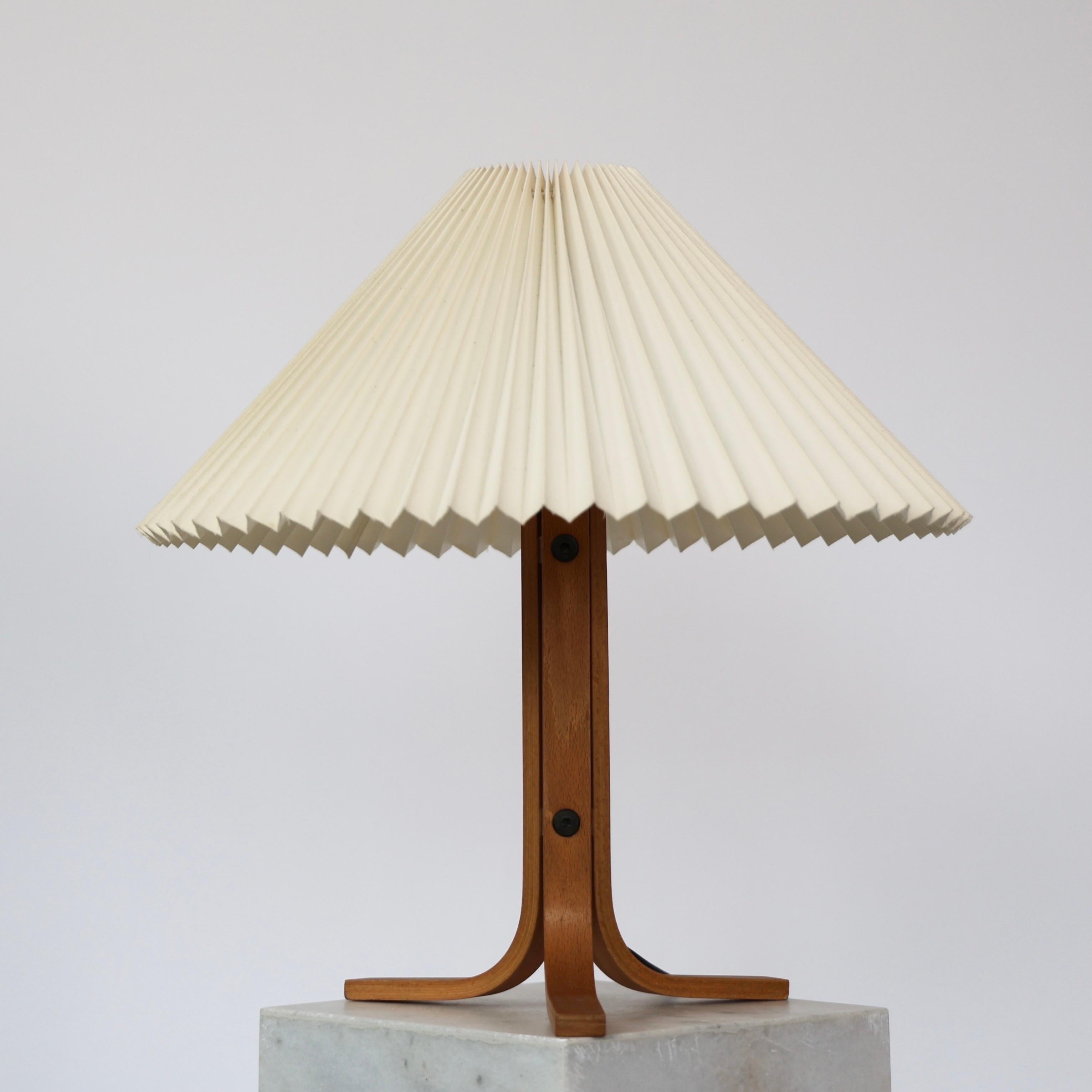 Lámpara de escritorio trípode de madera de haya diseñada por Mads Caprani en la década de 1970 para Caprani Light. Un hallazgo raro para una casa preciosa.

* A  lámpara de sobremesa trípode de chapa de haya curvada con pantalla de tela beige claro