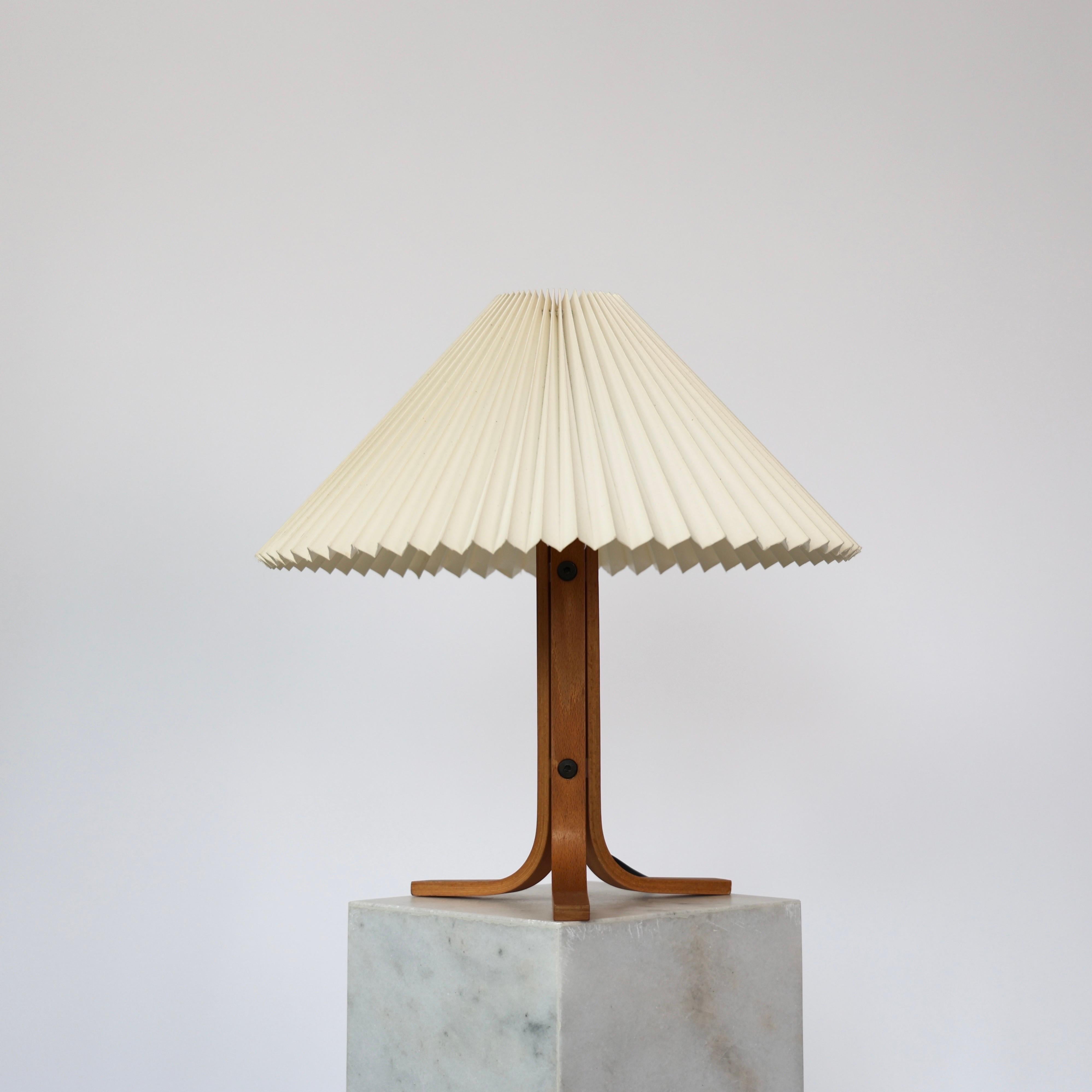 Lámpara de escritorio original danesa Caprani con trípode, años 70, Dinamarca Escandinavo moderno en venta