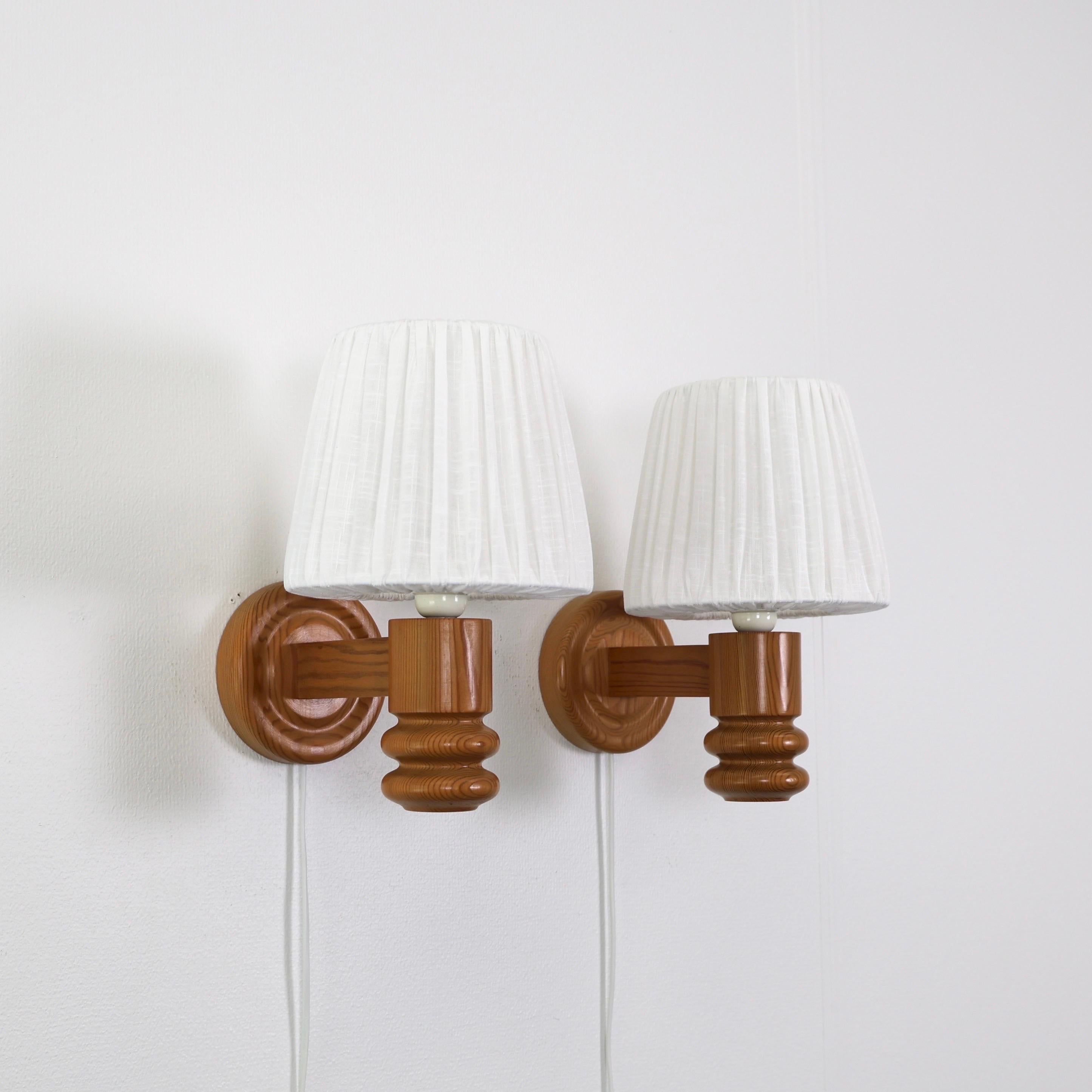Tissu Ensemble de lampes murales suédoises en bois de pin par Solbackens Svarveri, Suède, 1970 en vente