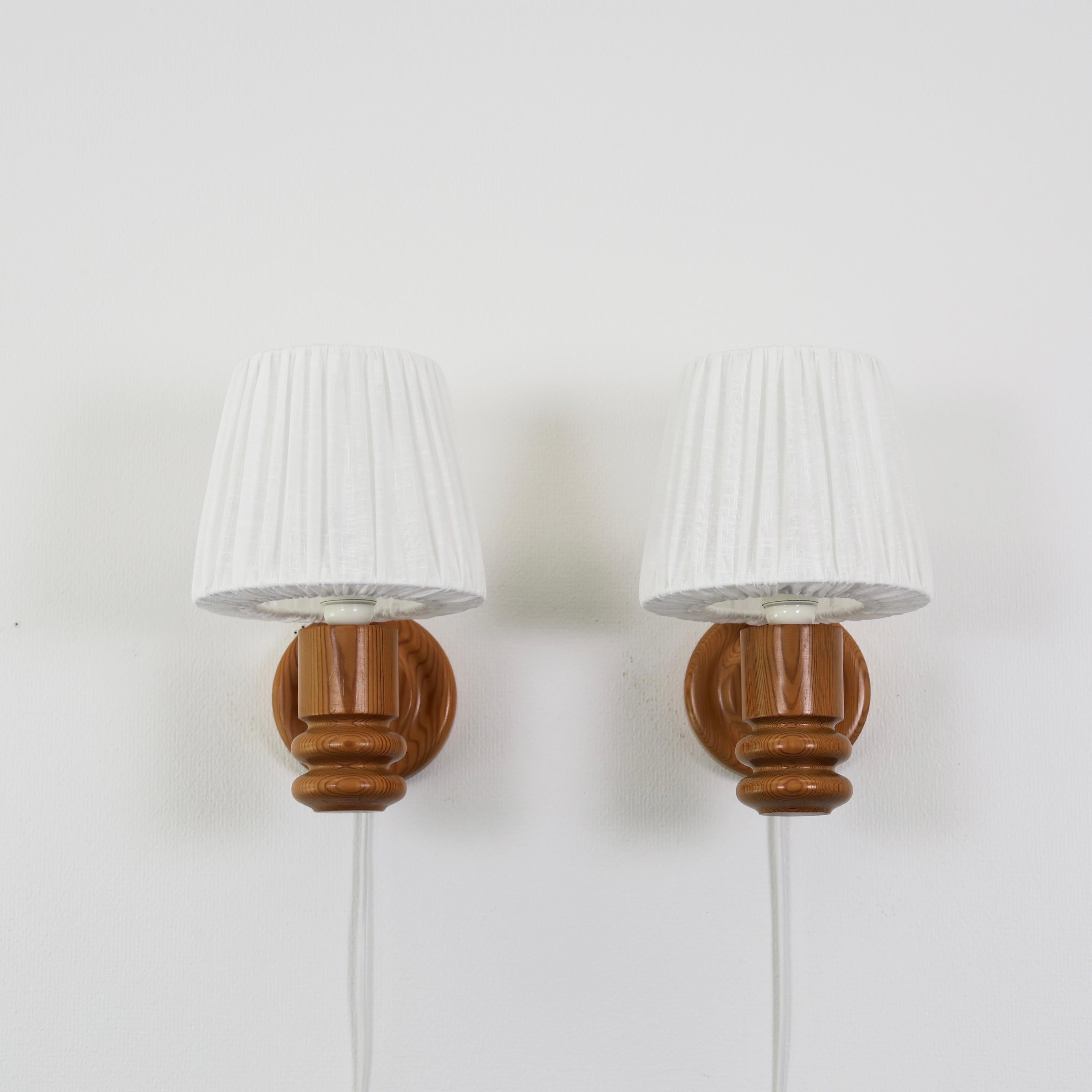 Ensemble de lampes murales suédoises en bois de pin par Solbackens Svarveri, Suède, 1970 Bon état - En vente à Værløse, DK