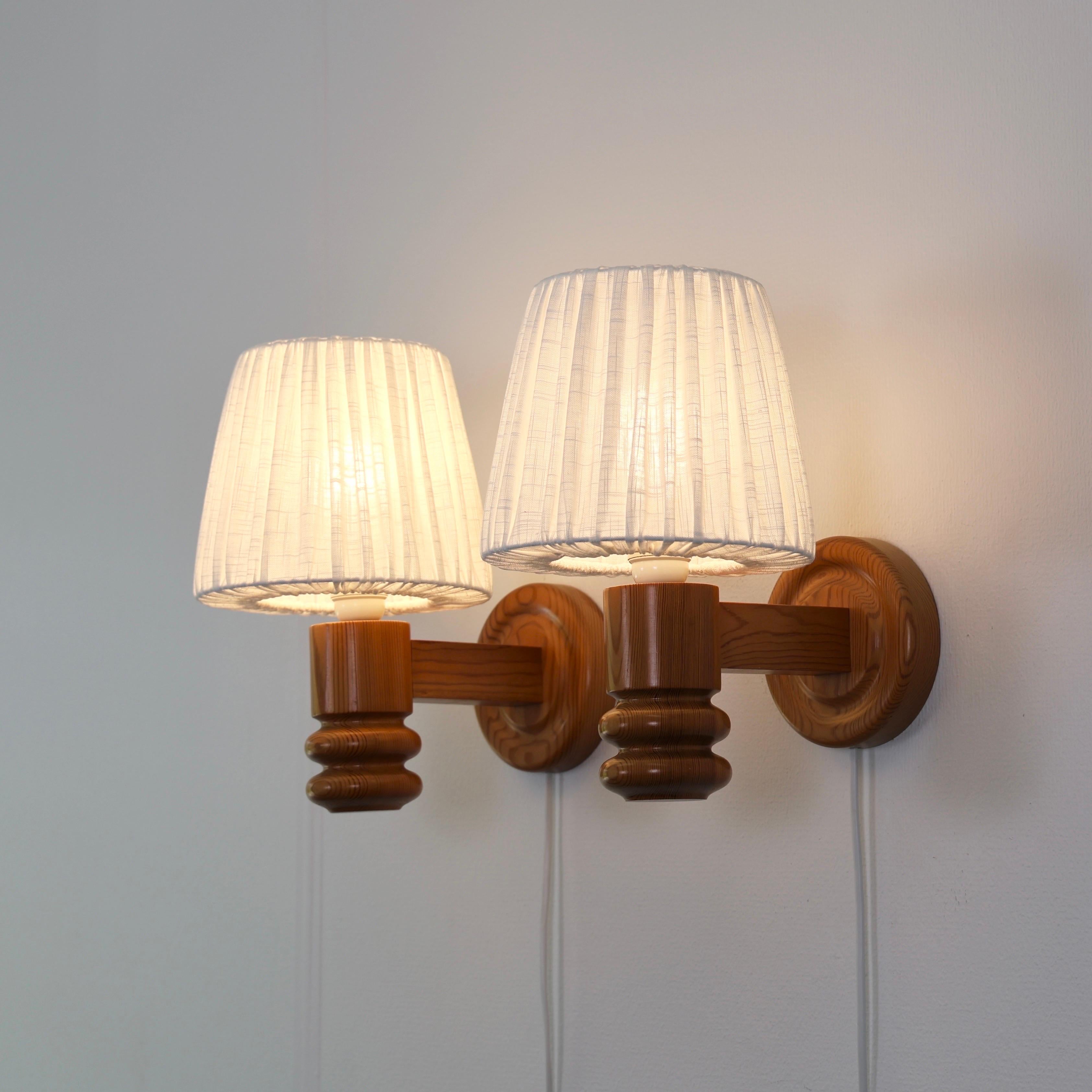 Scandinave moderne Ensemble de lampes murales suédoises en bois de pin par Solbackens Svarveri, Suède, 1970 en vente