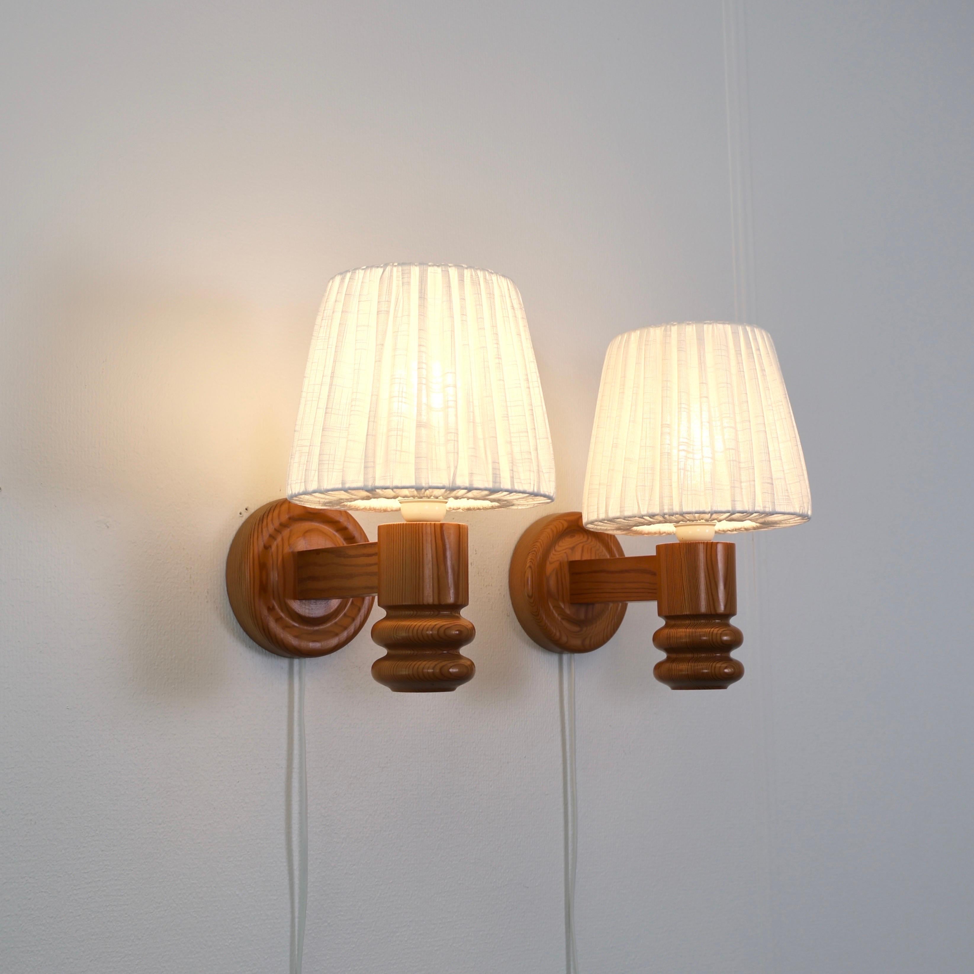 Ensemble de lampes murales suédoises en bois de pin par Solbackens Svarveri, Suède, 1970 en vente 1