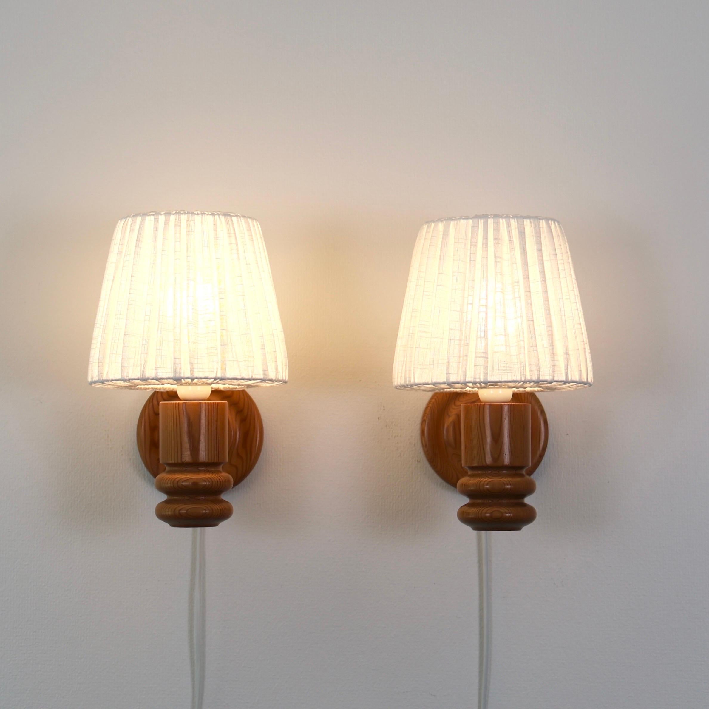 Fin du 20e siècle Ensemble de lampes murales suédoises en bois de pin par Solbackens Svarveri, Suède, 1970 en vente