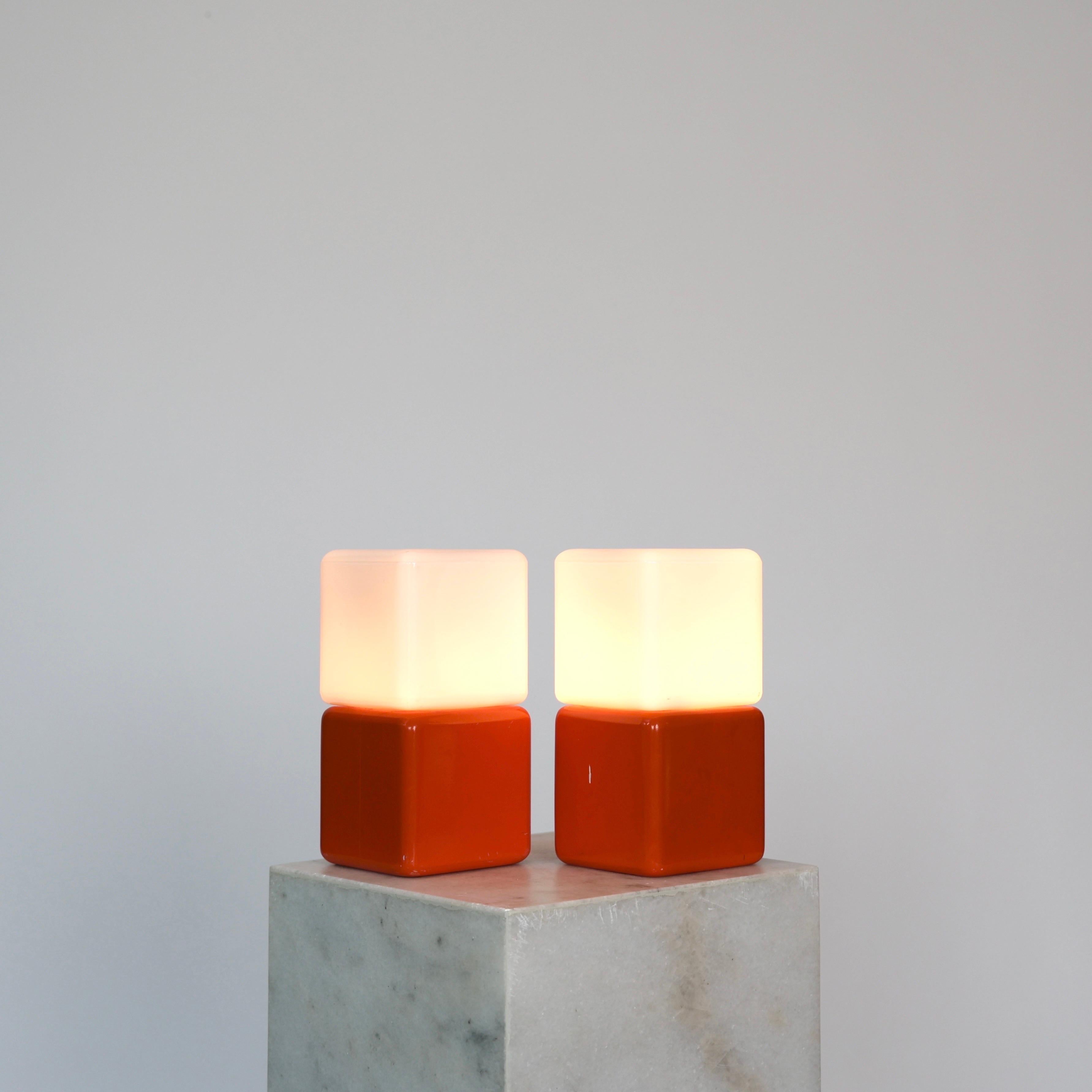 Scandinave moderne Lampes de table cubiques blanches et orange par Holm Sørensen, 1960, Danemark en vente
