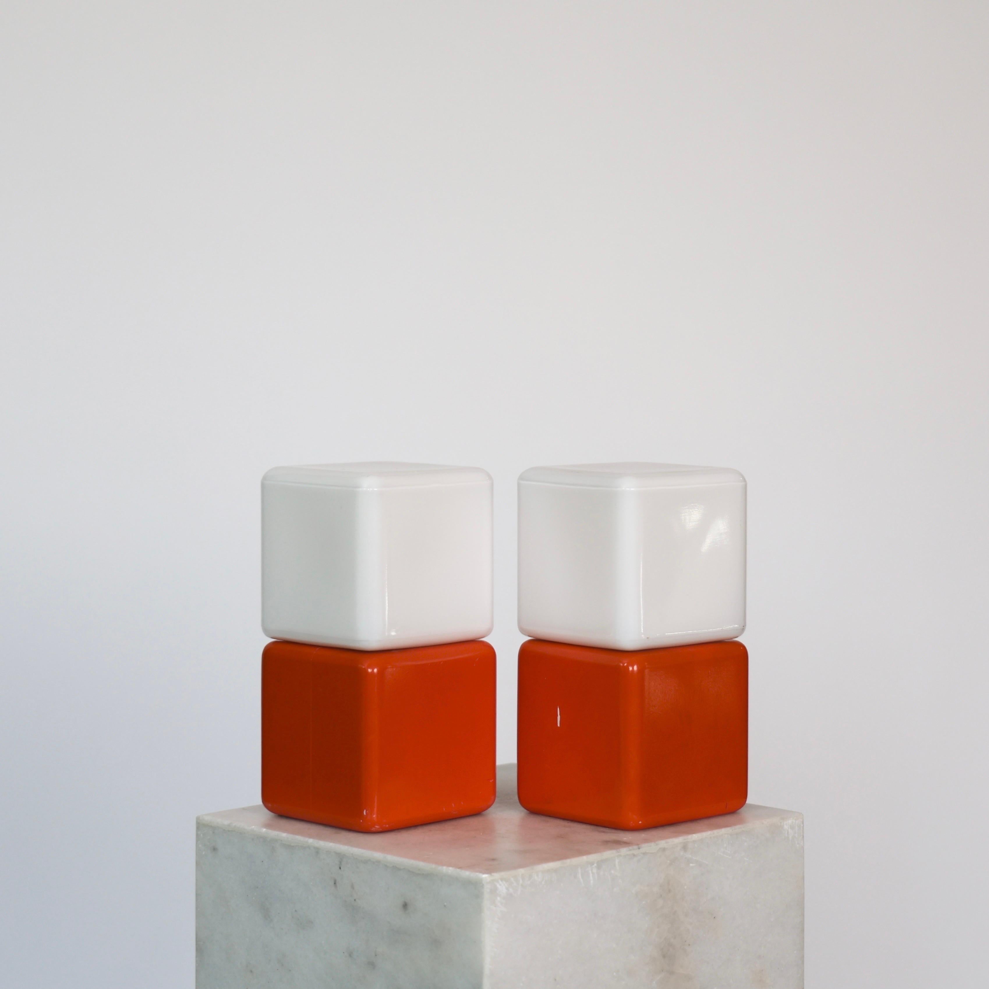 Lampes de nuit cubiques conçues par Svend Aage Holm Sørensen dans les années 1960. 

* Ensemble (2) de lampes de table cubiques avec base en bois orange et abat-jour en verre blanc
* Designer : Svend Aage Holm Sorensen
* Modèle : 4151
* Fabricant :