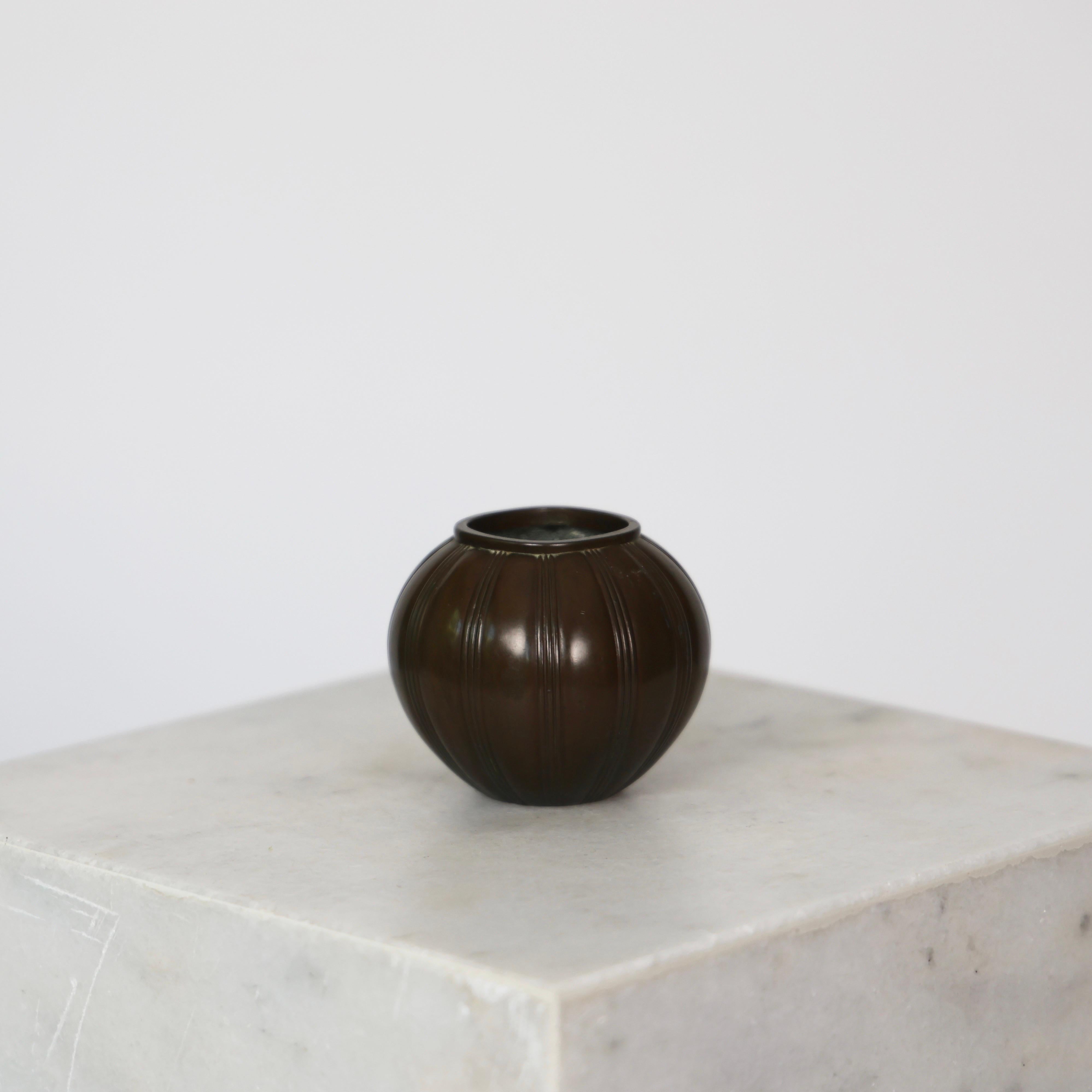 Élégant vase rond Diskometal conçu par Just Andersen en 1935.

* Vase rond diskométal avec lignes verticales ciselées  
* Designer : Just Andersen
* Style : 1802 (estampillé 