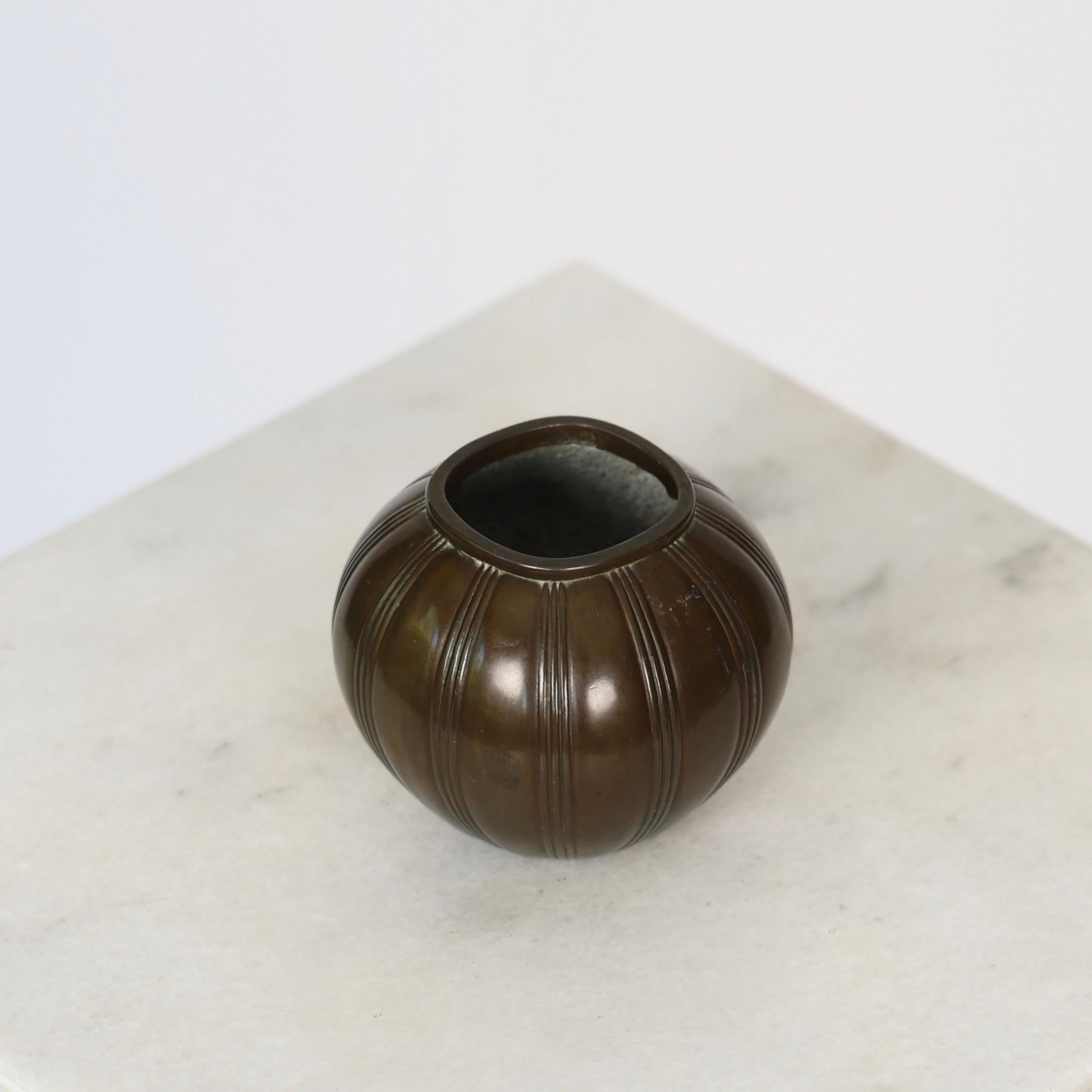 Vase rond Diskometal de Just Andersen, années 1930, Danemark Bon état - En vente à Værløse, DK